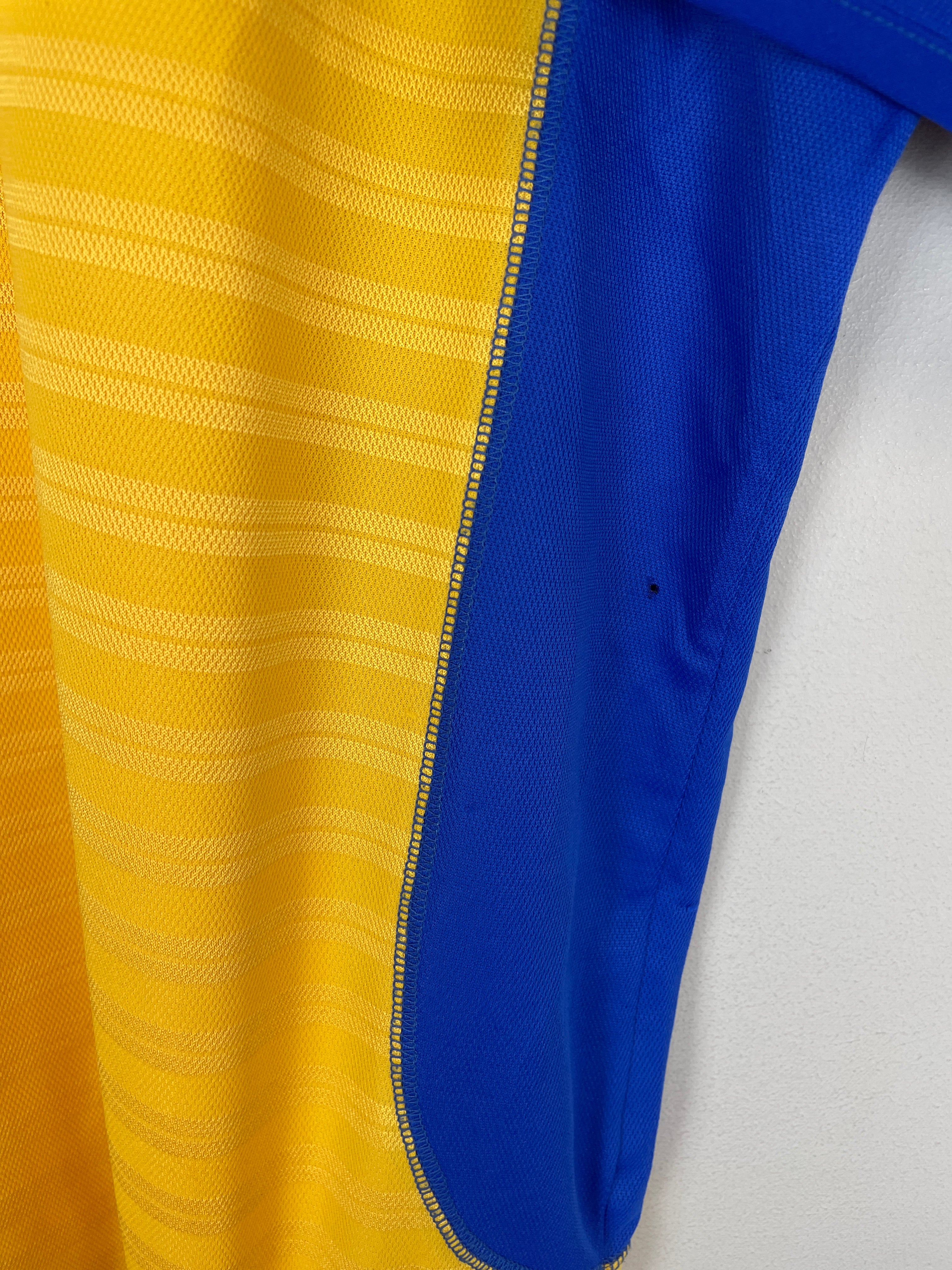 Shop 2000/01 CHELSEA HASSELBAINK #9 AWAY SHIRT (XL) UMBRO, classic football shirts, vintage football shirts & retro soccer jerseys at Cult Kits