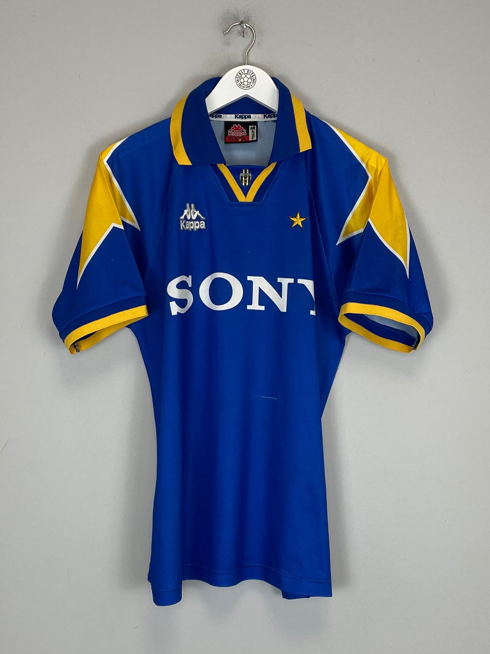 Shop 1996/97 JUVENTUS AWAY SHIRT (M) KAPPA, classic football shirts, vintage football shirts & retro soccer jerseys at Cult Kits