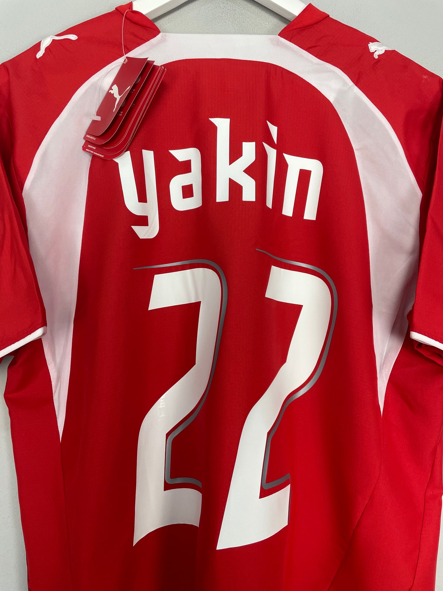 2006/08 SWITZERLAND YAKIN #22 *BNWT* HOME SHIRT (L) PUMA