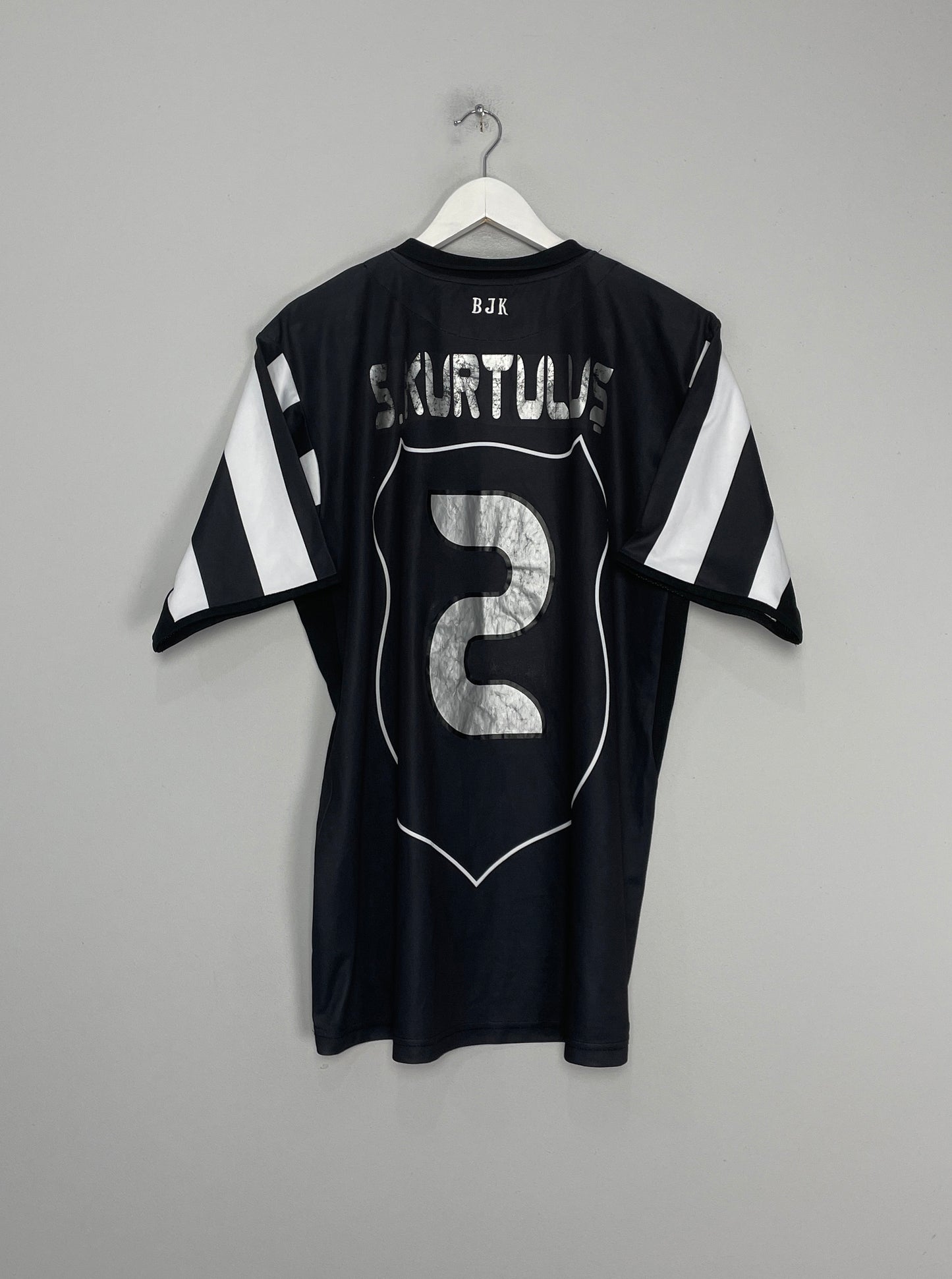 2007/08 BESIKTAS S.KURTULUS #2 *SIGNED* HOME SHIRT (L) UMBRO