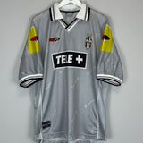 Shop 2000/01 JUVENTUS ZIDANE #21 AWAY SHIRT (XL) LOTTO, classic football shirts, vintage football shirts & retro soccer jerseys at Cult Kits