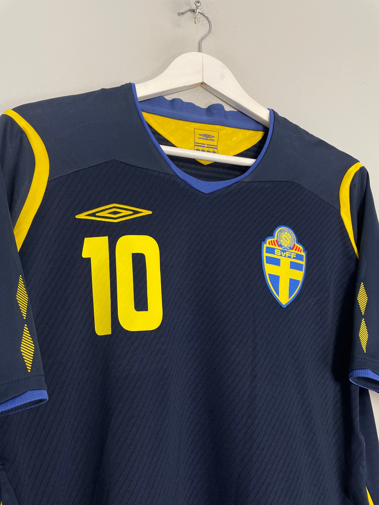 2008/09 SWEDEN IBRAHIMOVIC #10 AWAY SHIRT (L) UMBRO