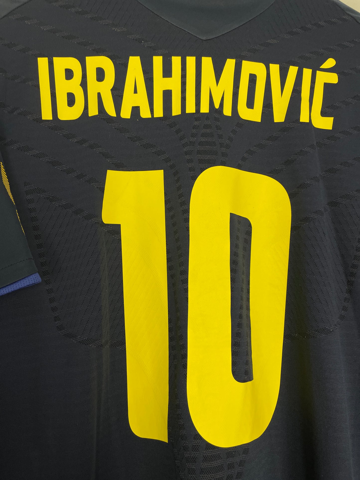 2008/09 SWEDEN IBRAHIMOVIC #10 AWAY SHIRT (L) UMBRO