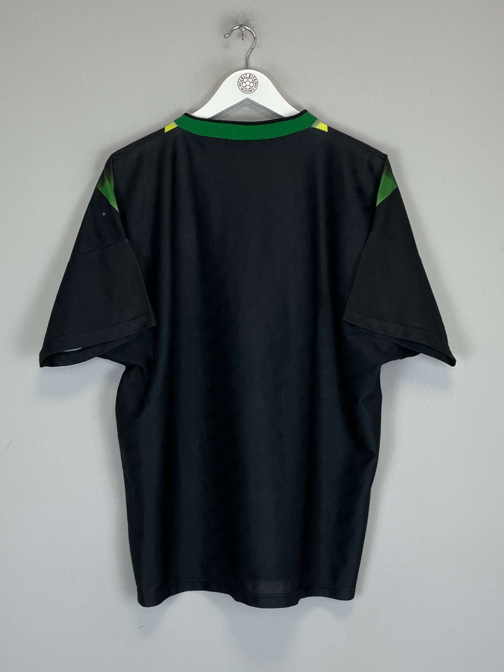 Shop 1994/96 CELTIC TRAINING SHIRT (L) UMBRO, classic football shirts, vintage football shirts & retro soccer jerseys at Cult Kits