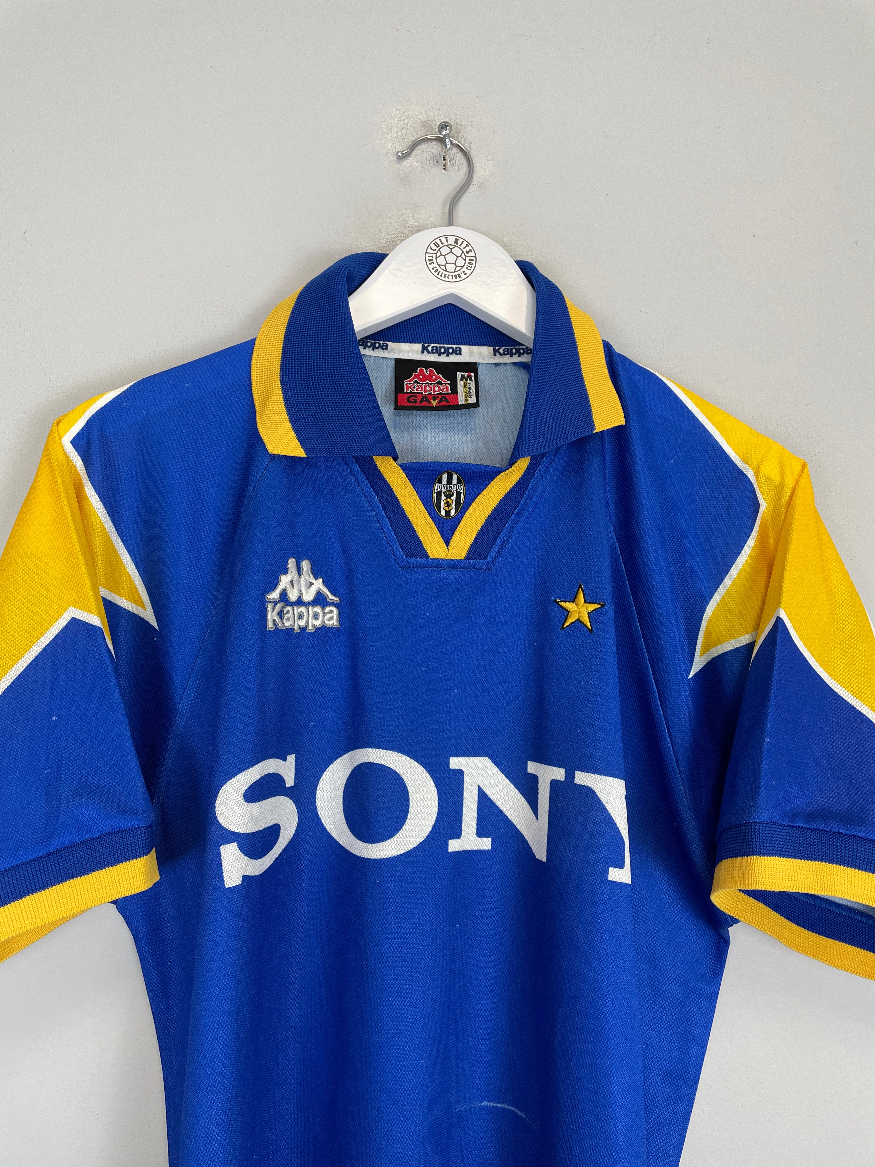 Shop 1996/97 JUVENTUS AWAY SHIRT (M) KAPPA, classic football shirts, vintage football shirts & retro soccer jerseys at Cult Kits
