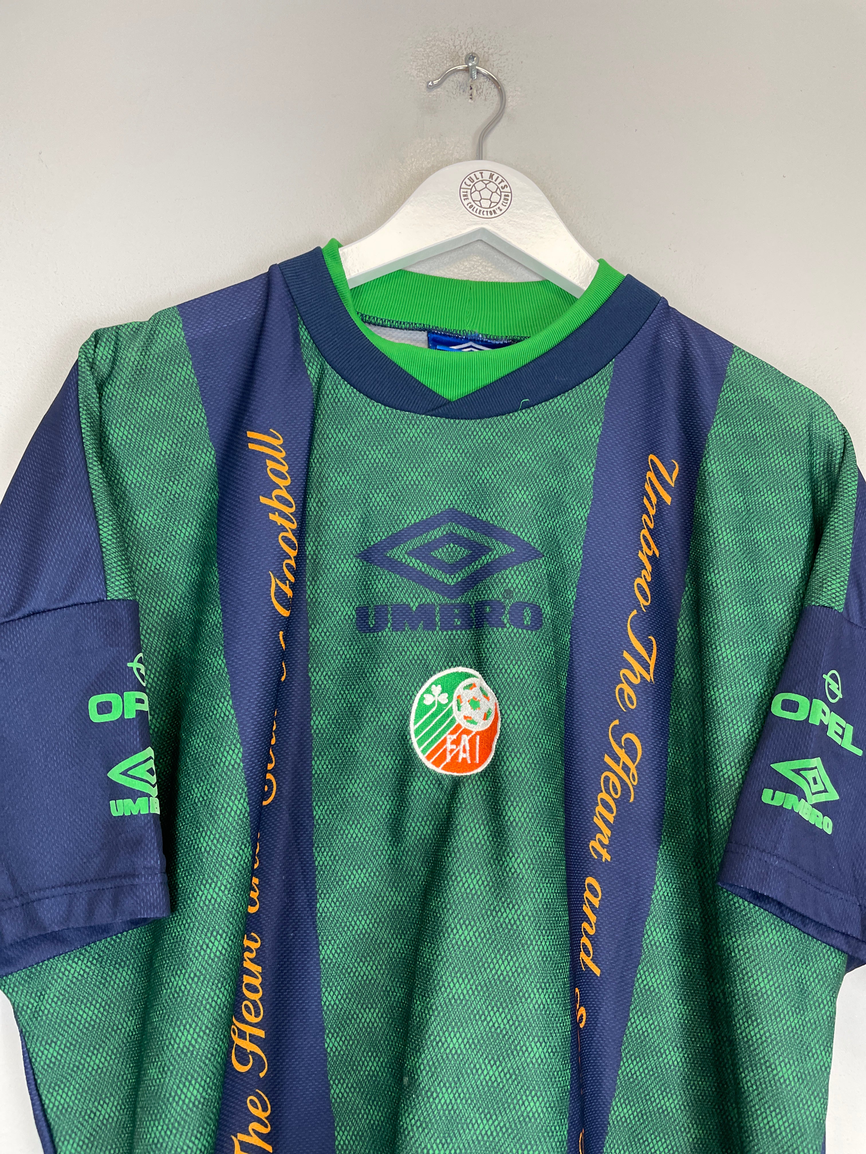 Shop 1995 IRELAND TRAINING SHIRT (XL) UMBRO, classic football shirts, vintage football shirts & retro soccer jerseys at Cult Kits