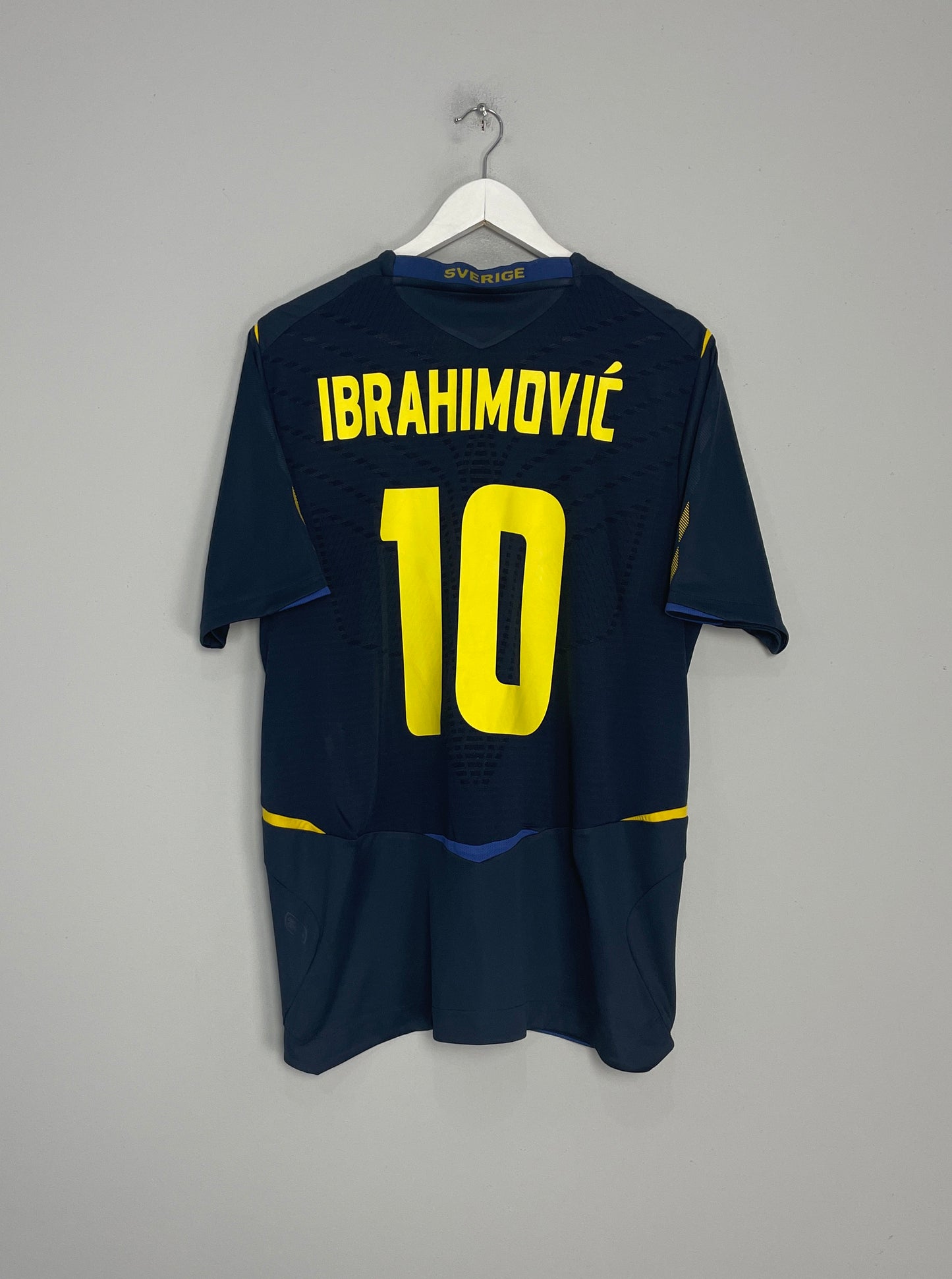 2008/09 SWEDEN IBRAHIMOVIC #10 AWAY SHIRT (L) UMBRO