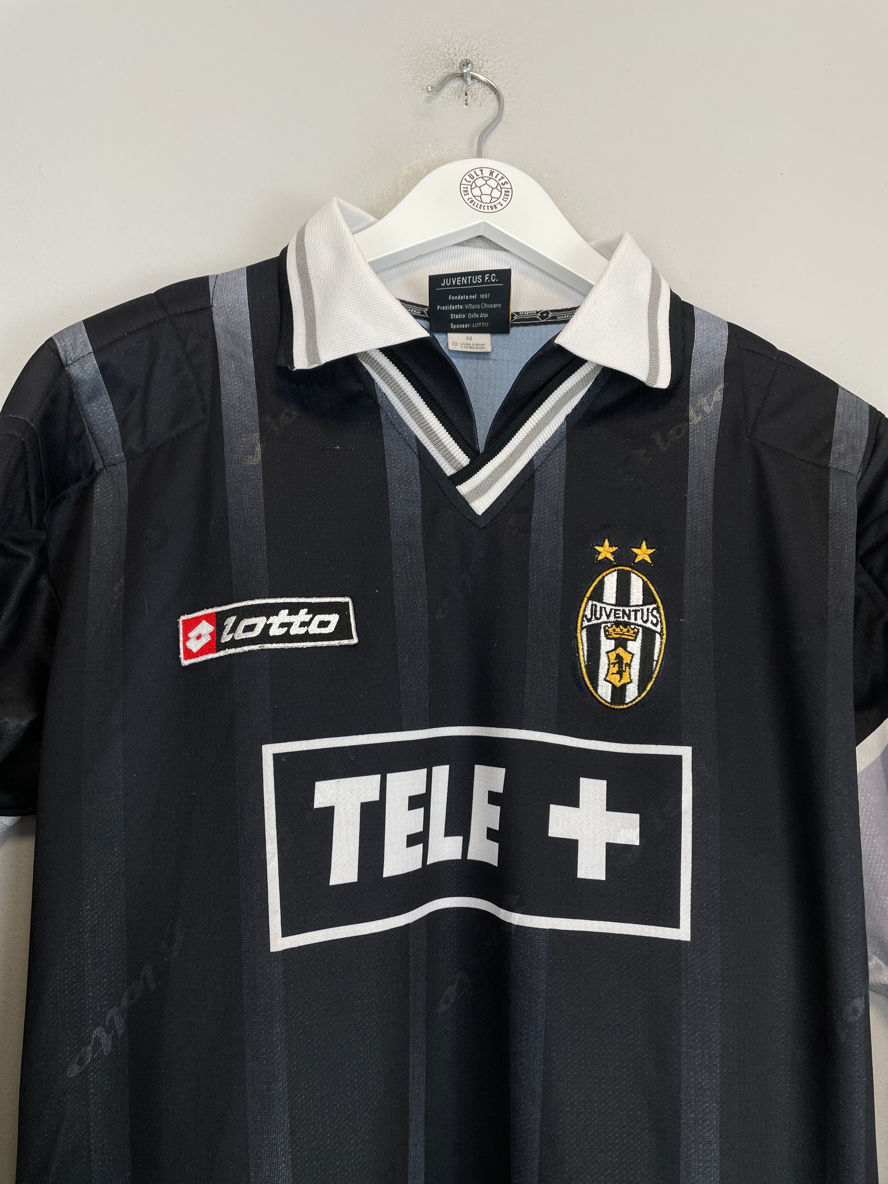 Shop 2000/01 JUVENTUS VAN DER SAR #1 GK SHIRT (M) LOTTO, classic football shirts, vintage football shirts & retro soccer jerseys at Cult Kits