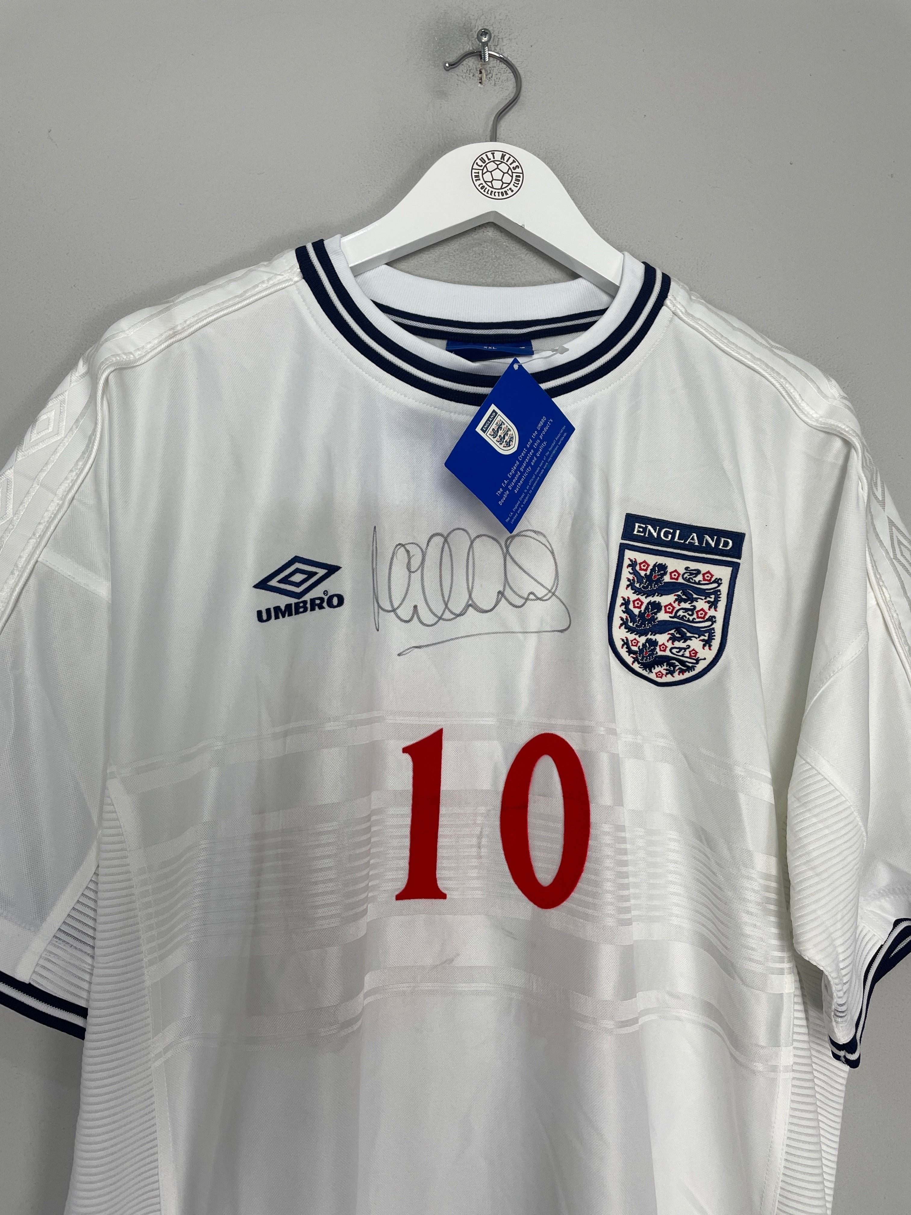 Shop 1999/01 ENGLAND OWEN #10 *BNWT* SIGNED HOME SHIRT (XXL) UMBRO, classic football shirts, vintage football shirts & retro soccer jerseys at Cult Kits