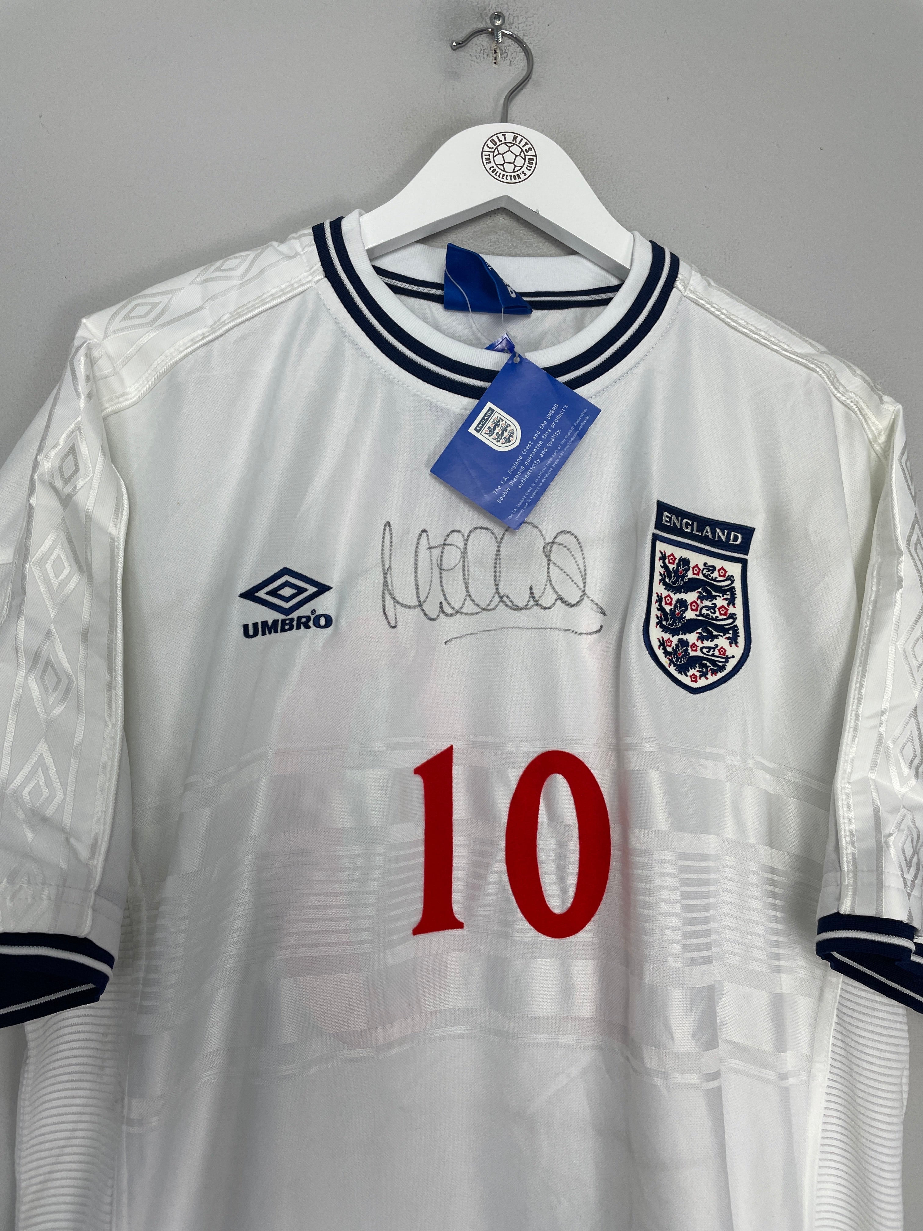 Shop 1999/01 ENGLAND OWEN #10 *BNWT* SIGNED HOME SHIRT (XXL) UMBRO, classic football shirts, vintage football shirts & retro soccer jerseys at Cult Kits