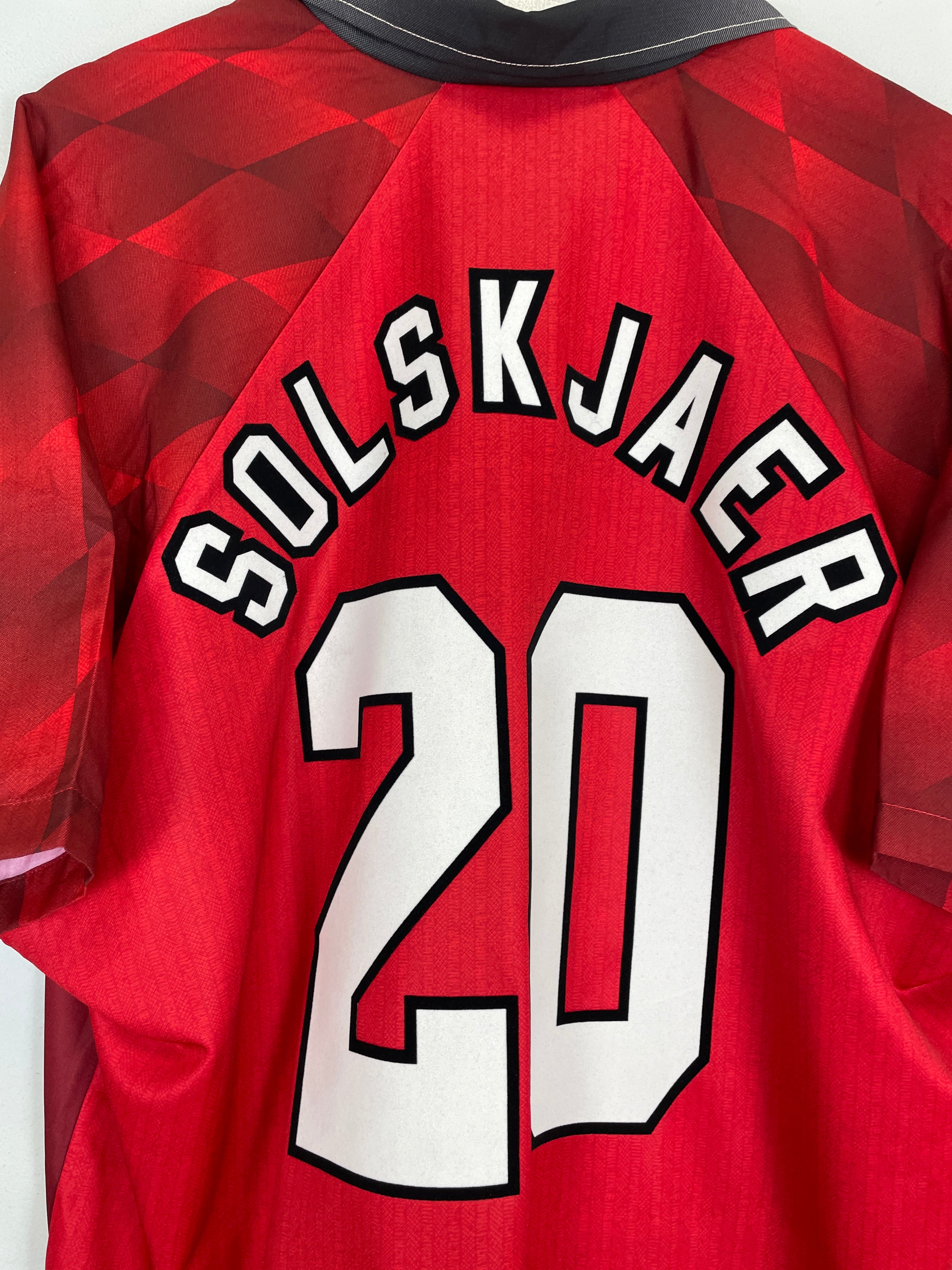Shop 1996/98 MANCHESTER UNITED SOLSKJAER #20 HOME SHIRT (XL) UMBRO, classic football shirts, vintage football shirts & retro soccer jerseys at Cult Kits
