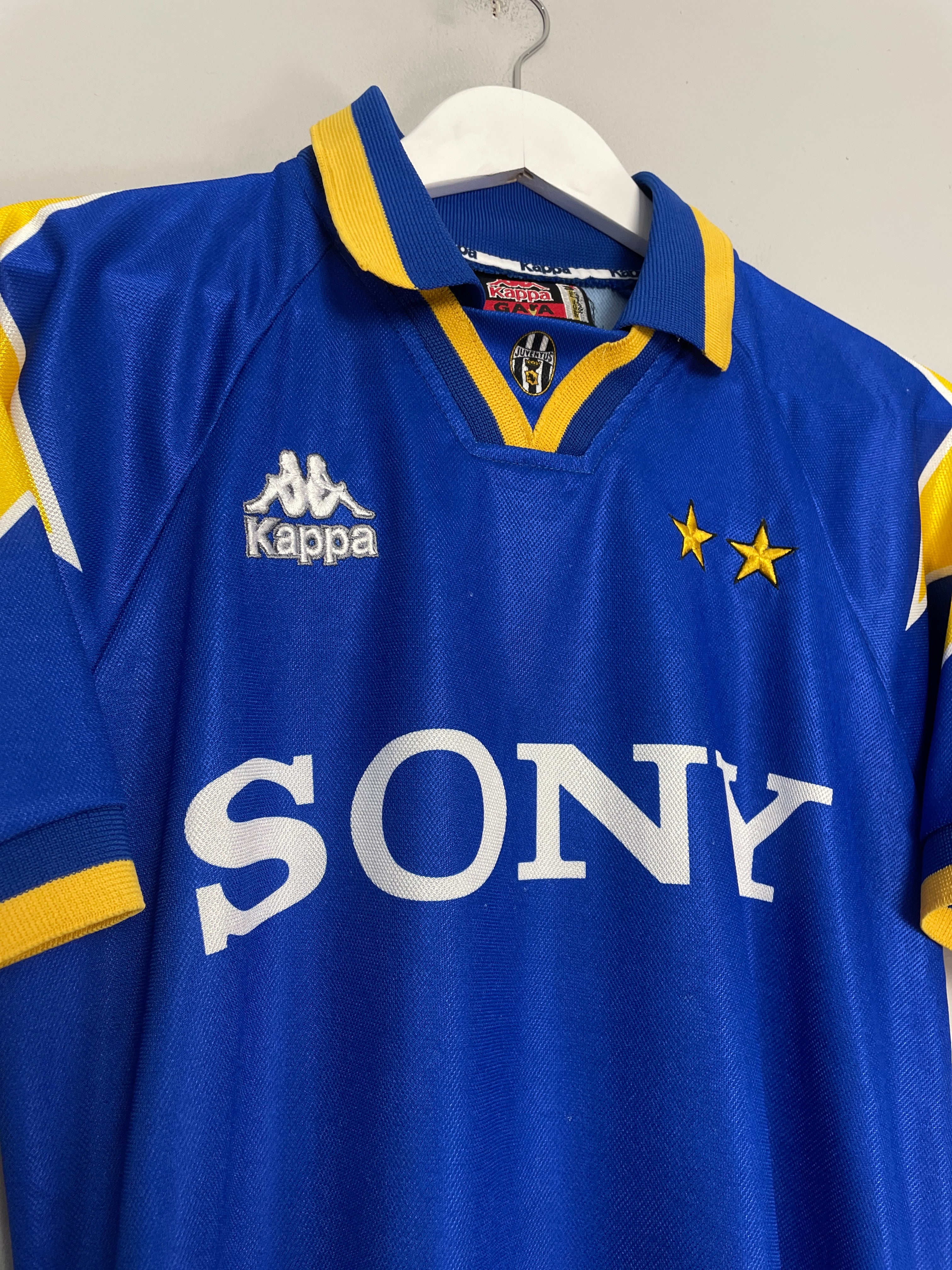 Shop 1996/97 JUVENTUS AWAY SHIRT (S) KAPPA, classic football shirts, vintage football shirts & retro soccer jerseys at Cult Kits