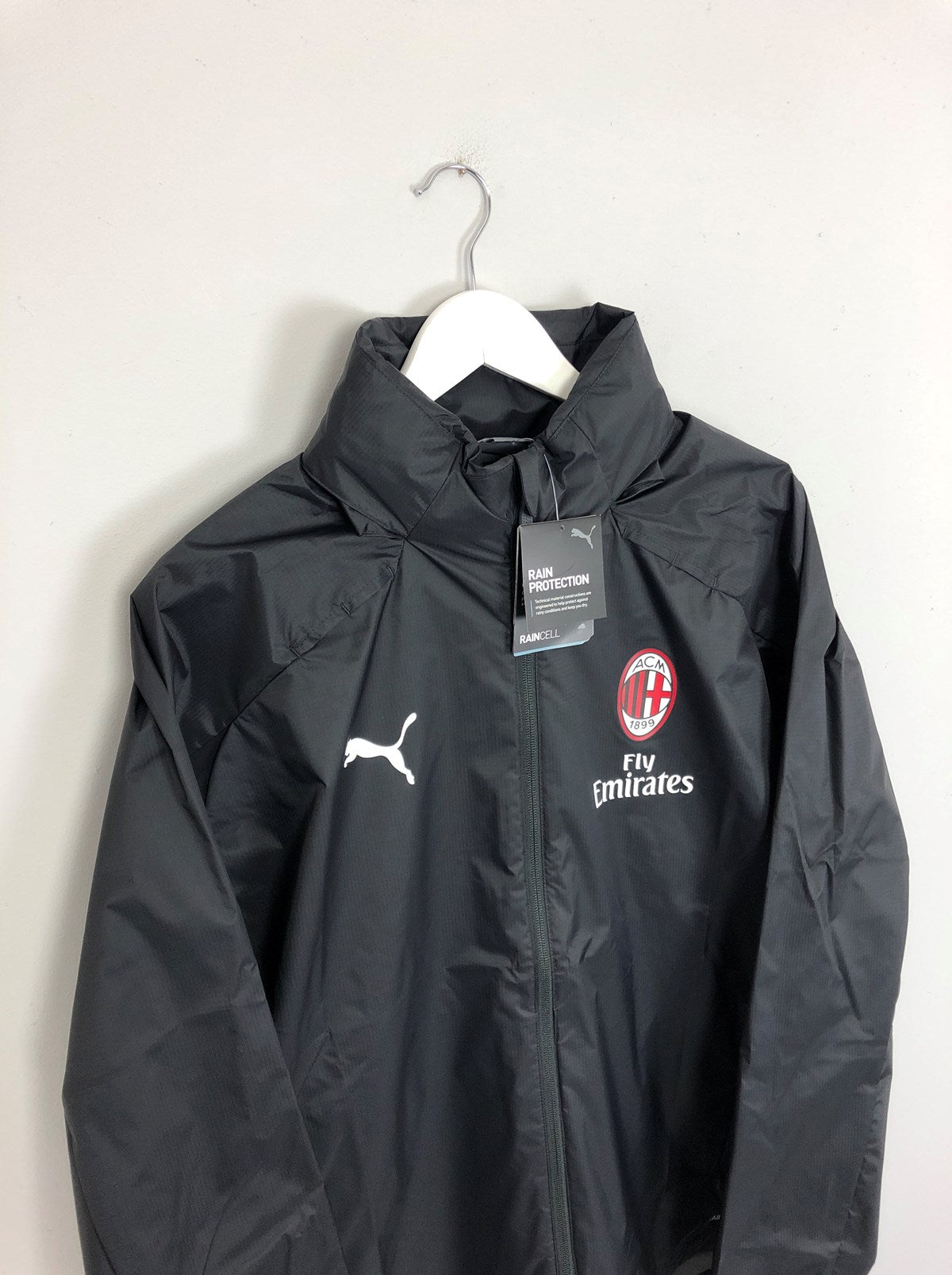 Shop 2019/20 AC MILAN *BNWT* RAIN JACKET (S) PUMA, classic football shirts, vintage football shirts & retro soccer jerseys at Cult Kits