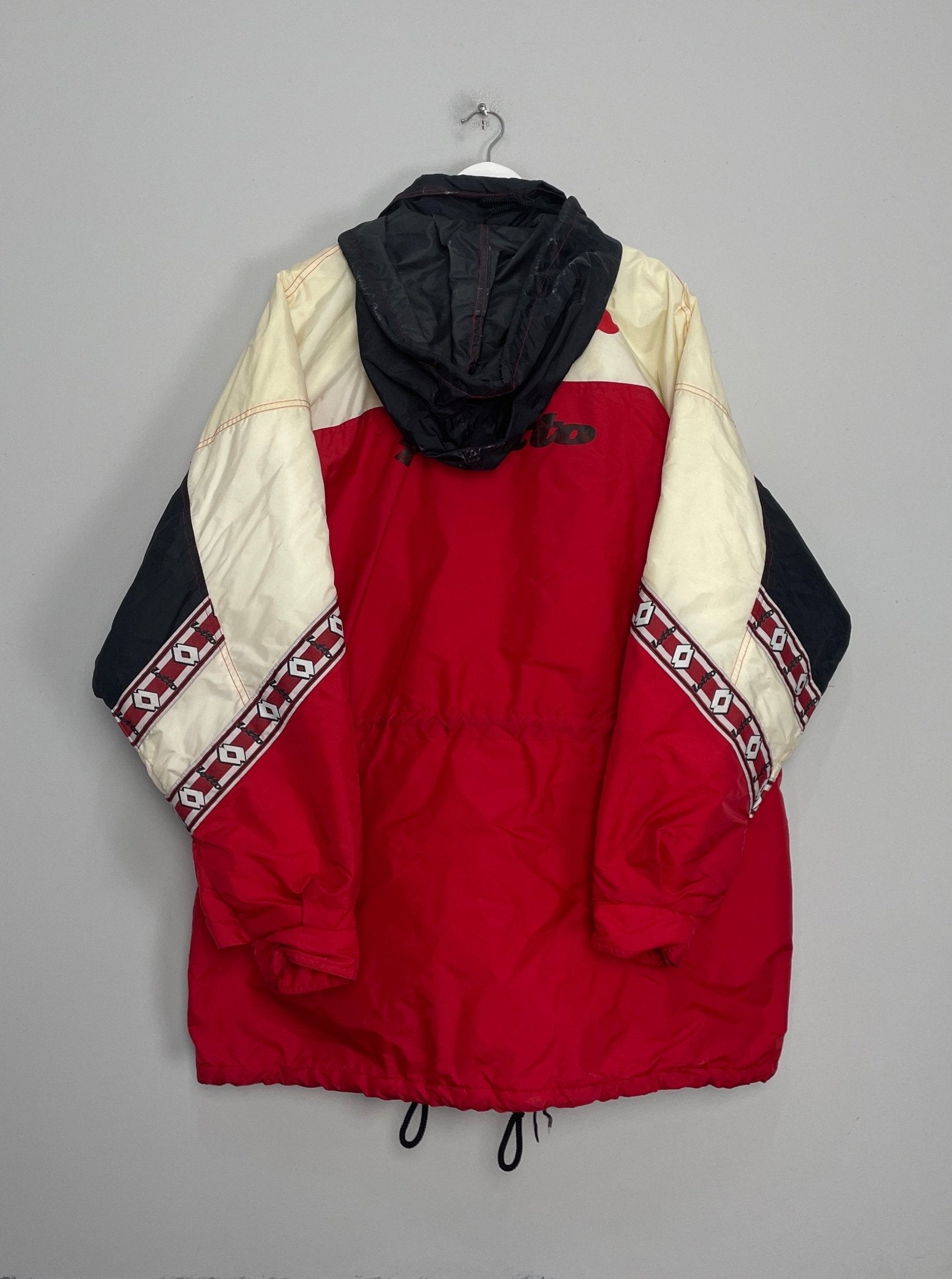 Shop 1993/94 AC MILAN PADDED BENCH COAT (L) LOTTO, classic football shirts, vintage football shirts & retro soccer jerseys at Cult Kits
