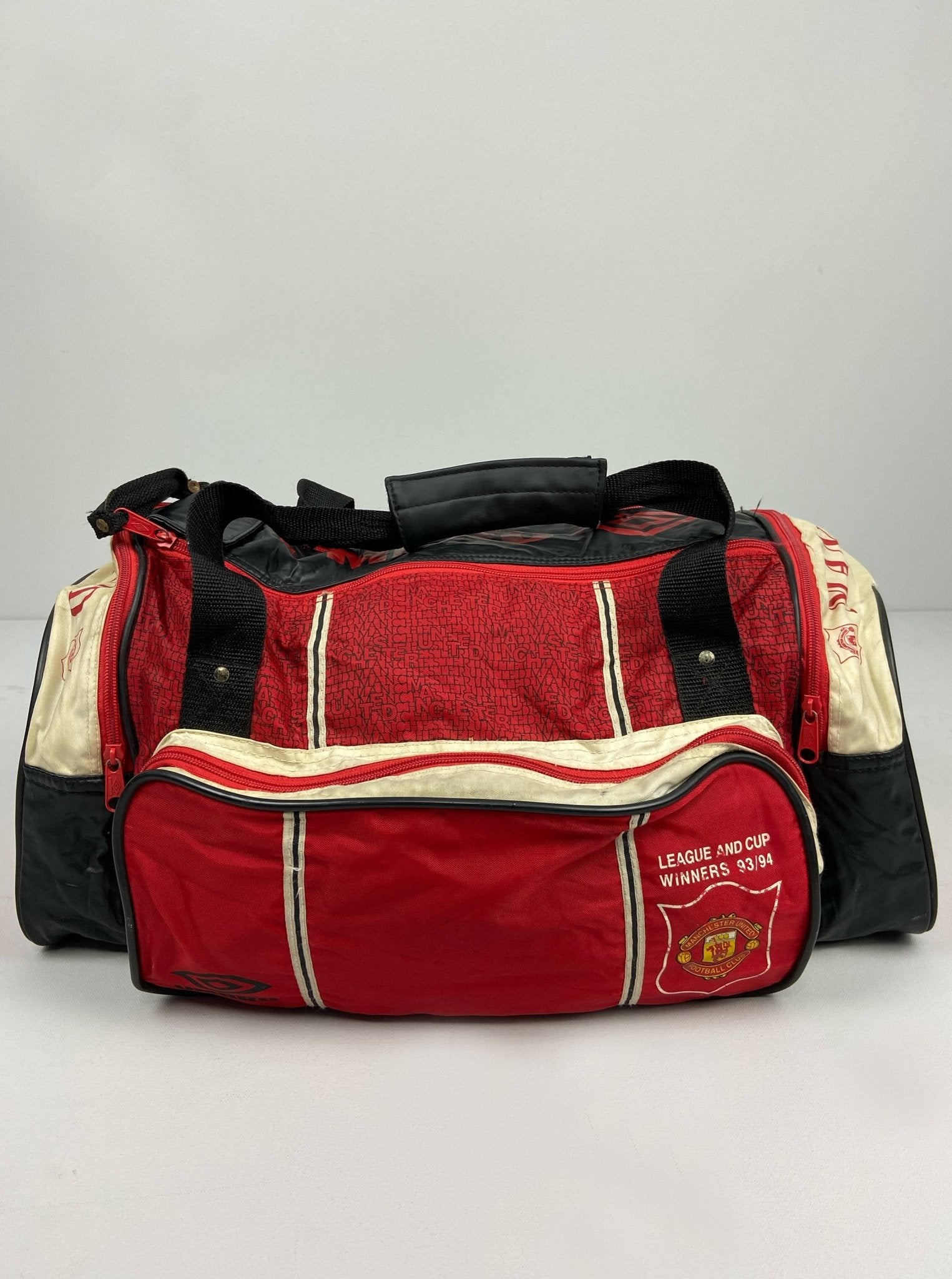 Shop 1993/94 MANCHESTER UNITED DUFFLE BAG UMBRO, classic football shirts, vintage football shirts & retro soccer jerseys at Cult Kits