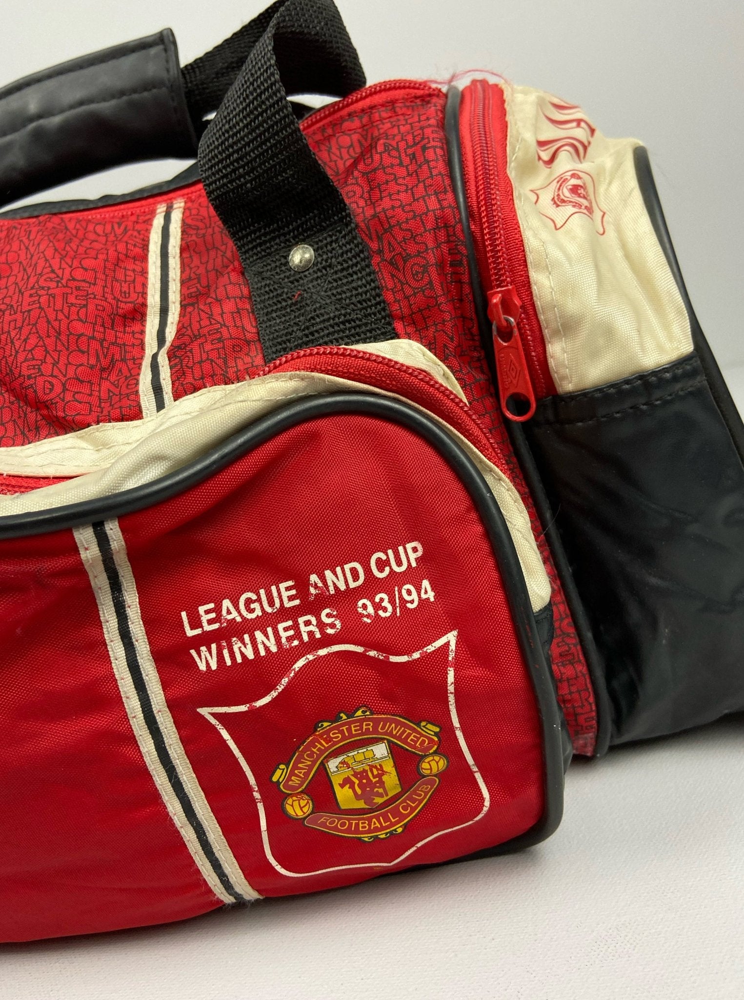 Shop 1993/94 MANCHESTER UNITED DUFFLE BAG UMBRO, classic football shirts, vintage football shirts & retro soccer jerseys at Cult Kits