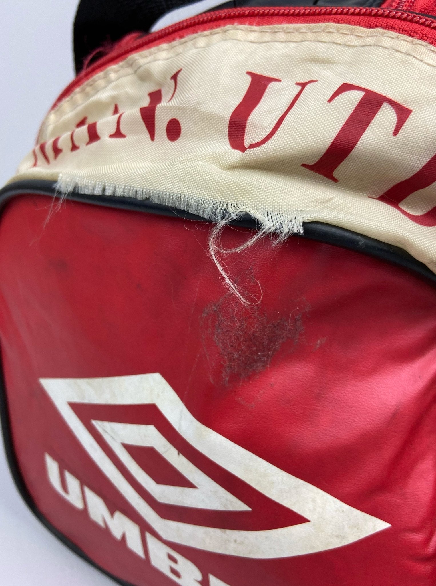 Shop 1993/94 MANCHESTER UNITED DUFFLE BAG UMBRO, classic football shirts, vintage football shirts & retro soccer jerseys at Cult Kits