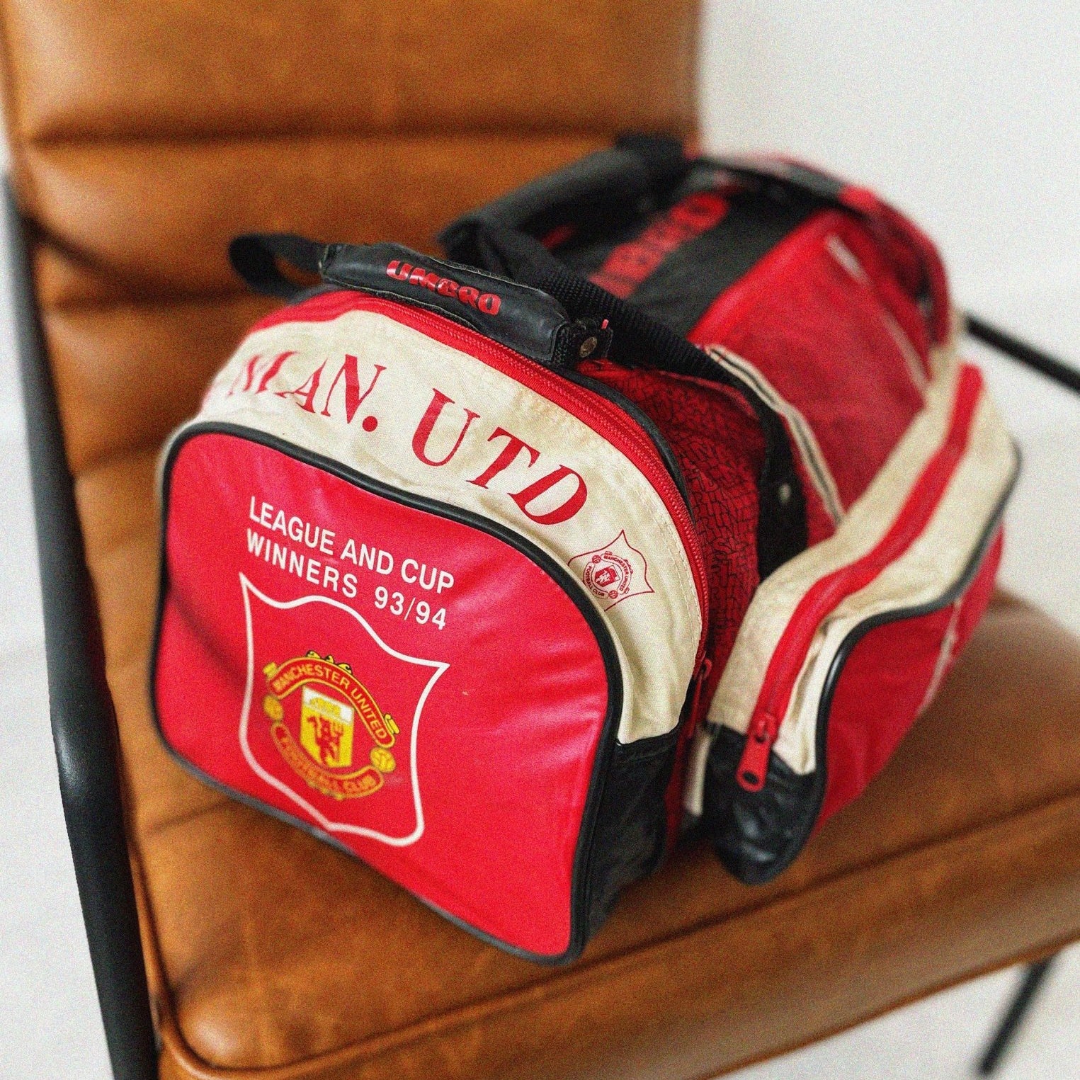 Shop 1993/94 MANCHESTER UNITED DUFFLE BAG UMBRO, classic football shirts, vintage football shirts & retro soccer jerseys at Cult Kits