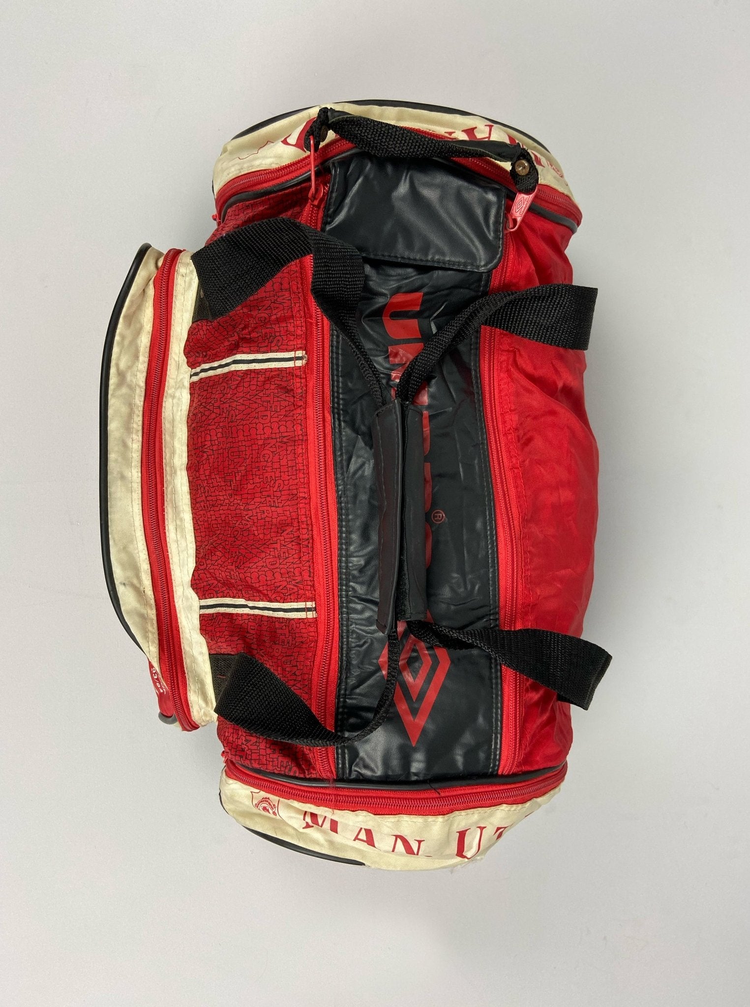 Shop 1993/94 MANCHESTER UNITED DUFFLE BAG UMBRO, classic football shirts, vintage football shirts & retro soccer jerseys at Cult Kits