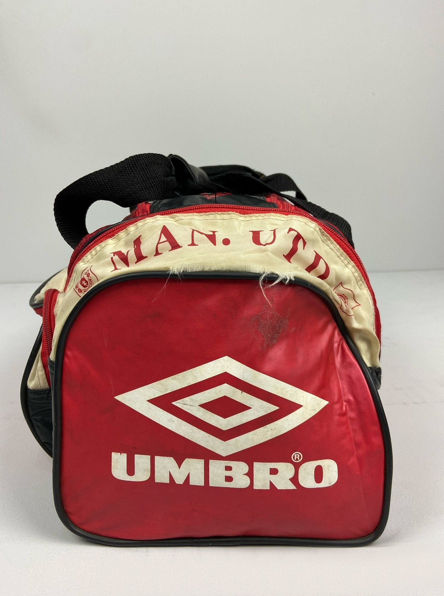 Shop 1993/94 MANCHESTER UNITED DUFFLE BAG UMBRO, classic football shirts, vintage football shirts & retro soccer jerseys at Cult Kits