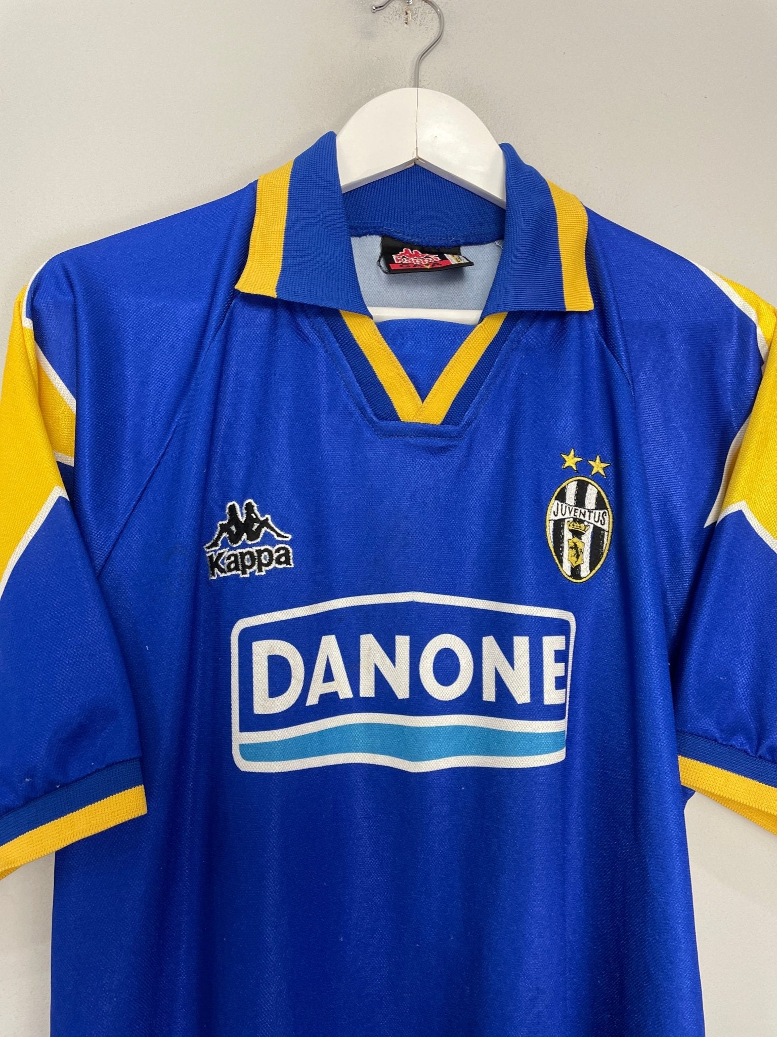 Shop 1994/95 JUVENTUS AWAY SHIRT (XL) KAPPA, classic football shirts, vintage football shirts & retro soccer jerseys at Cult Kits