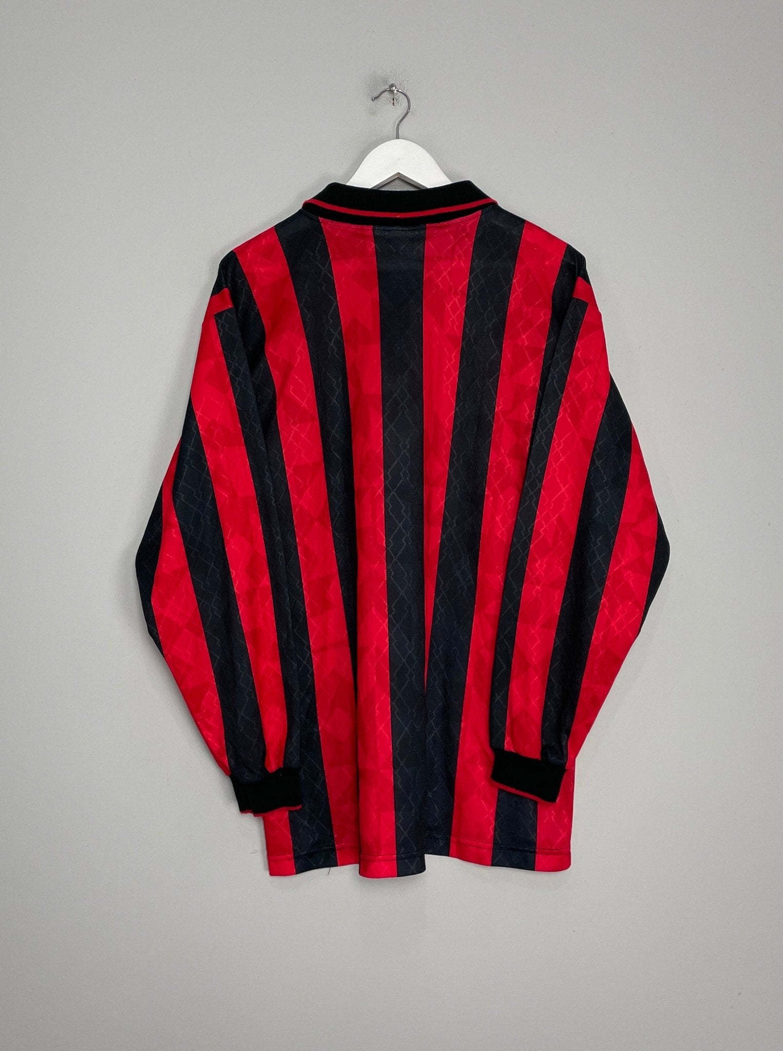 Shop 1995/96 AC MILAN L/S HOME SHIRT (XL) LOTTO, classic football shirts, vintage football shirts & retro soccer jerseys at Cult Kits