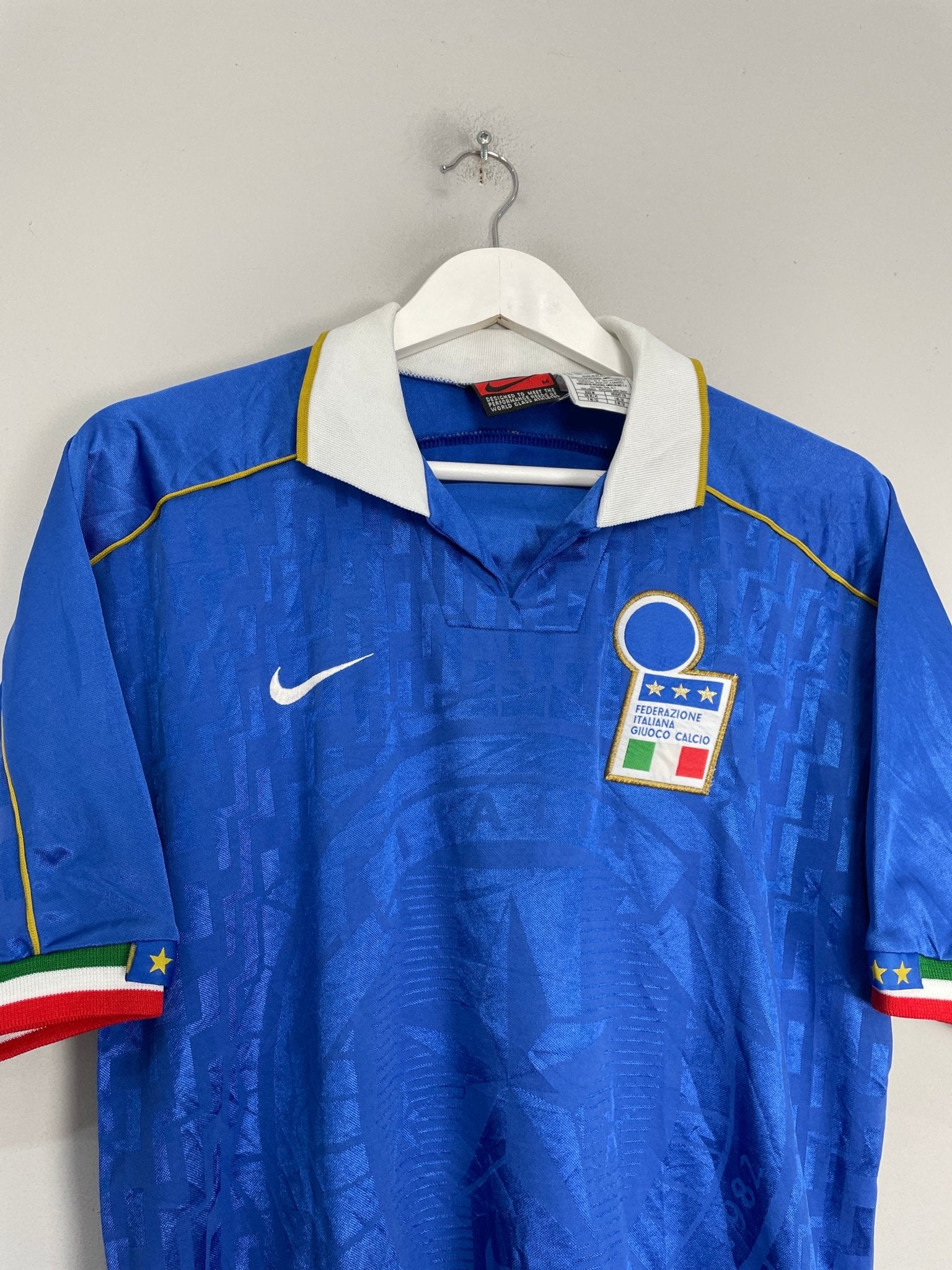 Shop 1995/96 ITALY HOME SHIRT (M) NIKE, classic football shirts, vintage football shirts & retro soccer jerseys at Cult Kits