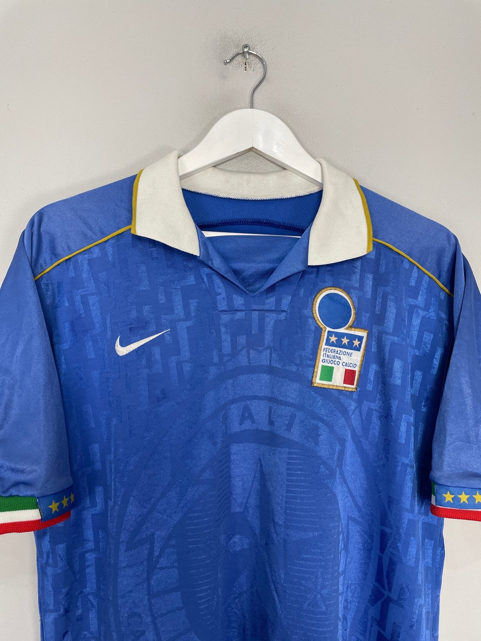 Shop 1995/96 ITALY HOME SHIRT (M) NIKE, classic football shirts, vintage football shirts & retro soccer jerseys at Cult Kits