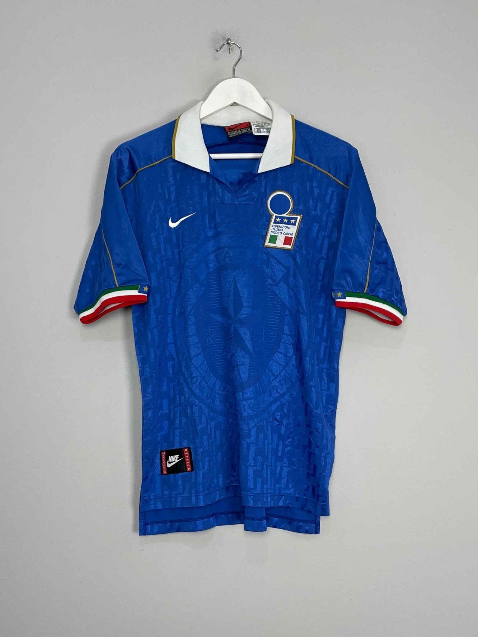 Shop 1995/96 ITALY HOME SHIRT (M) NIKE, classic football shirts, vintage football shirts & retro soccer jerseys at Cult Kits