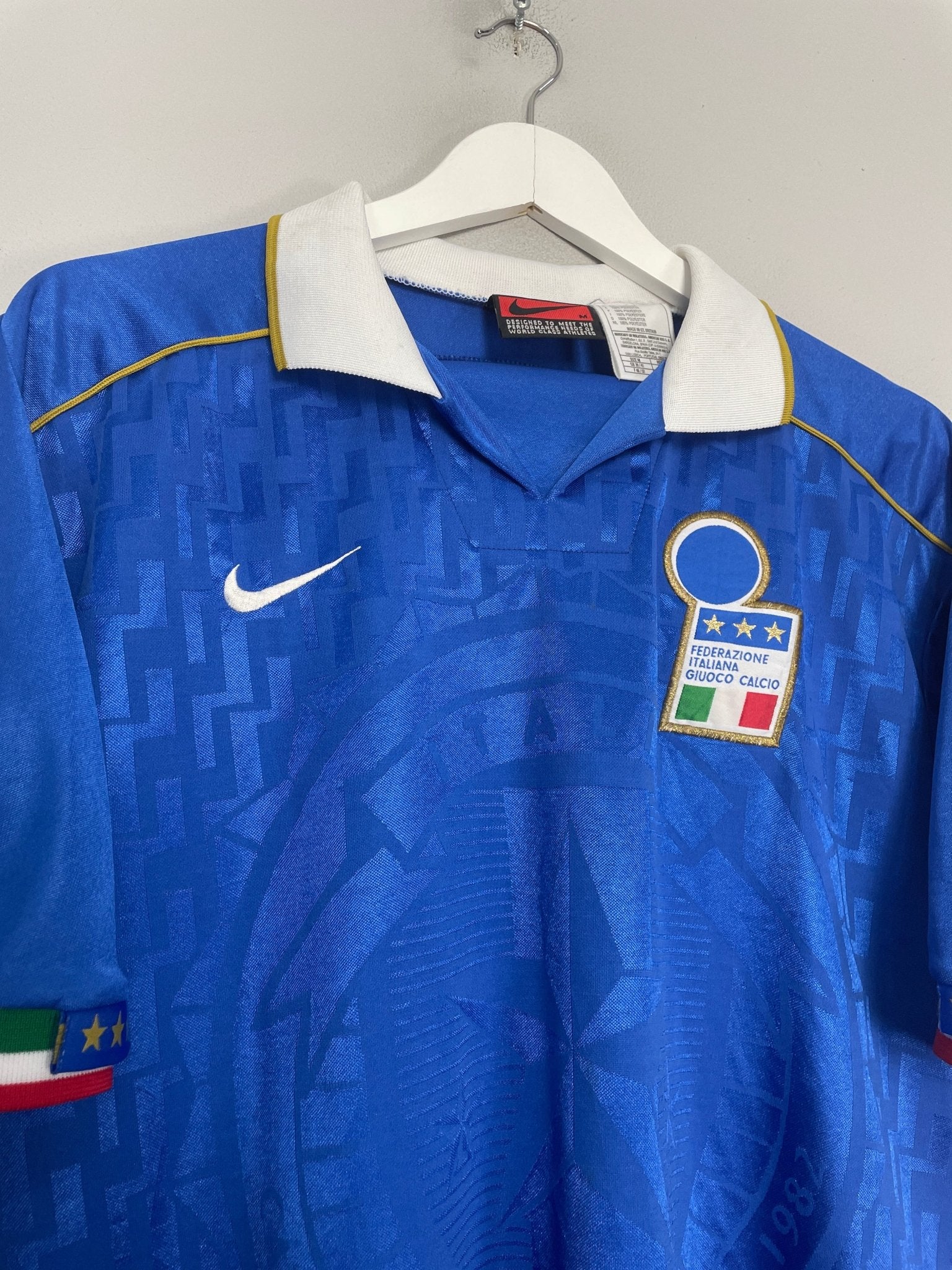 Shop 1995/96 ITALY HOME SHIRT (M) NIKE, classic football shirts, vintage football shirts & retro soccer jerseys at Cult Kits
