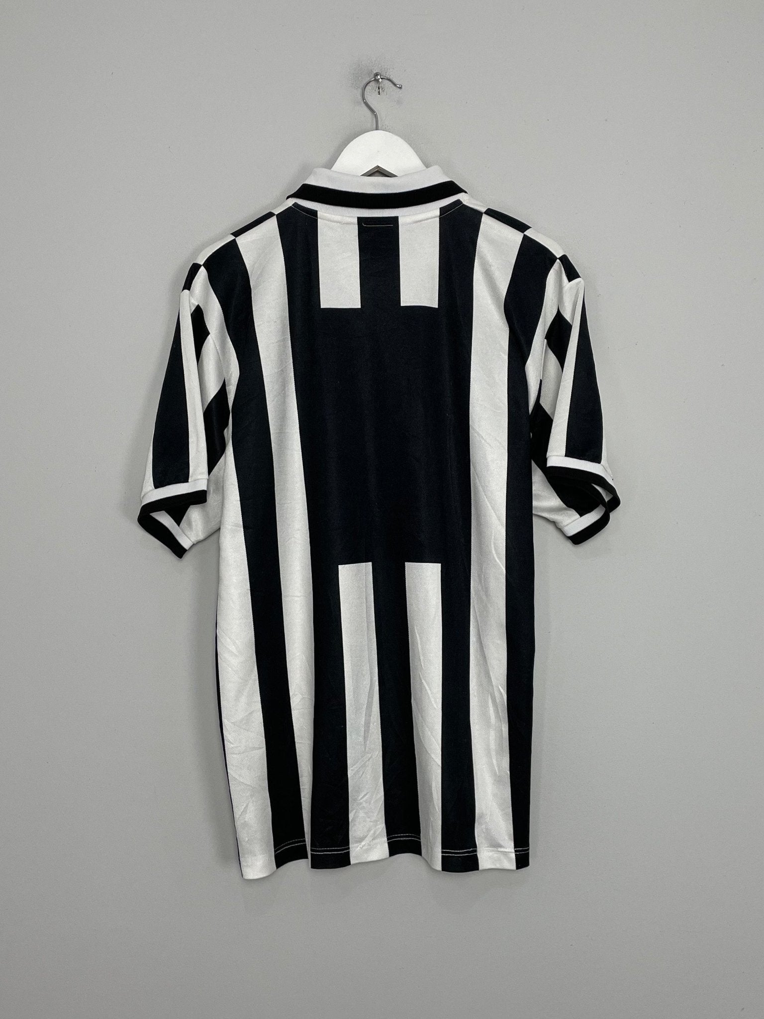 Shop 1995/96 JUVENTUS HOME SHIRT (XL) KAPPA, classic football shirts, vintage football shirts & retro soccer jerseys at Cult Kits
