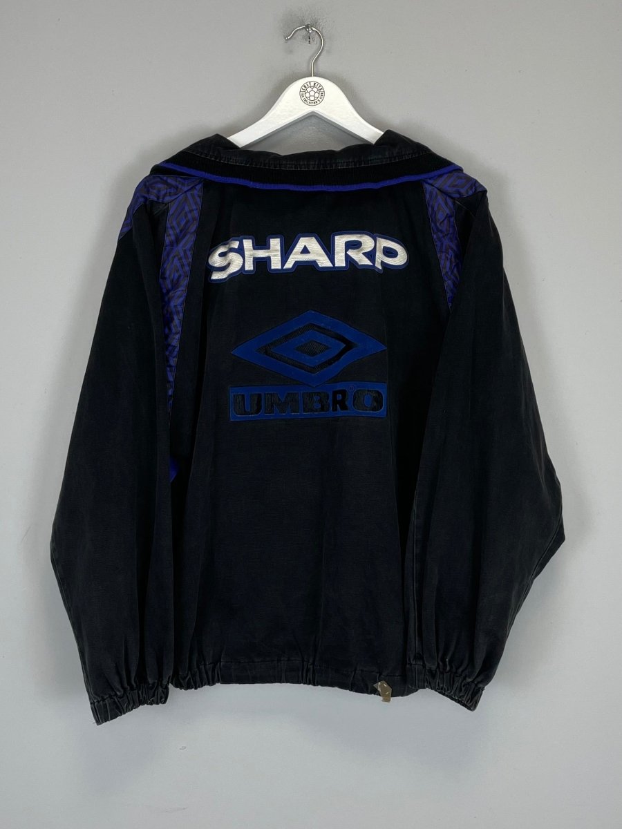 1995/96 MANCHESTER UNITED DRILL TOP (L) UMBRO - Cult Kits - Large - Buy Vintage Football Shirts, Authentic Retro Football Shirts For Sale, Classic Football Shirts & Soccer Jersey