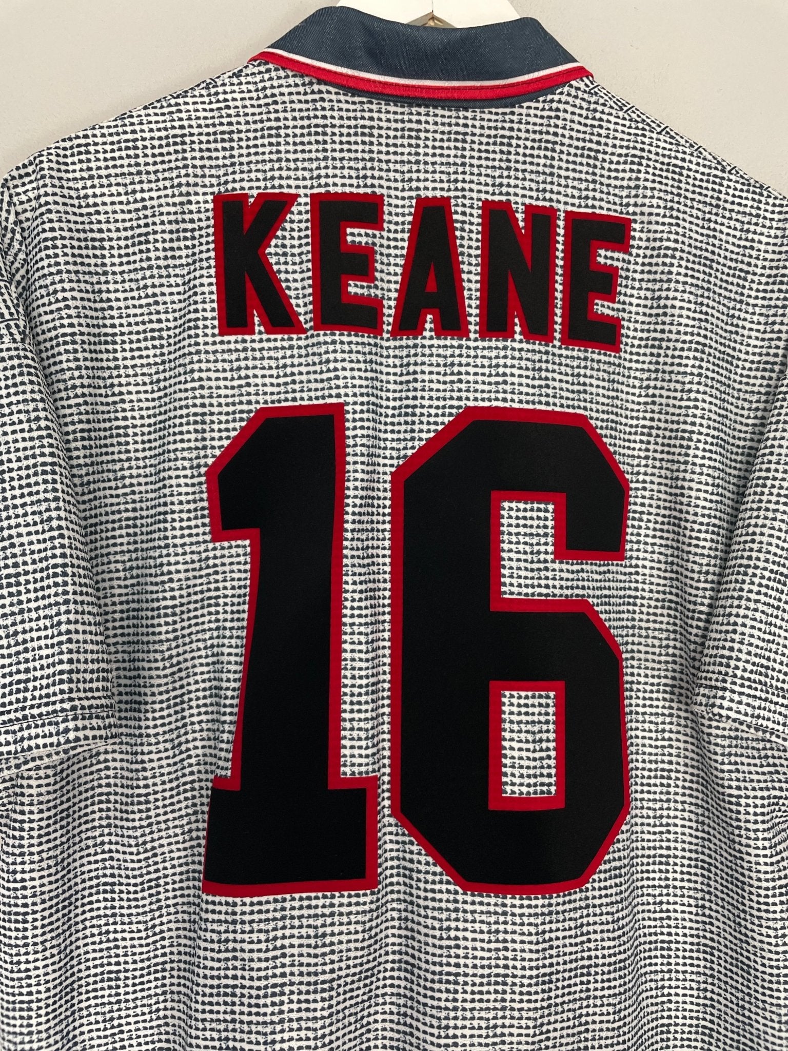 Shop 1995/96 MANCHESTER UNITED KEANE #16 AWAY SHIRT (L) UMBRO, classic football shirts, vintage football shirts & retro soccer jerseys at Cult Kits