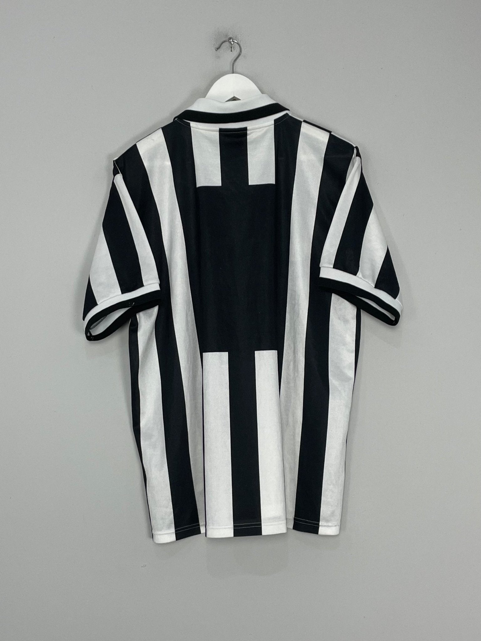 Shop 1995/97 JUVENTUS HOME SHIRT (L) KAPPA, classic football shirts, vintage football shirts & retro soccer jerseys at Cult Kits
