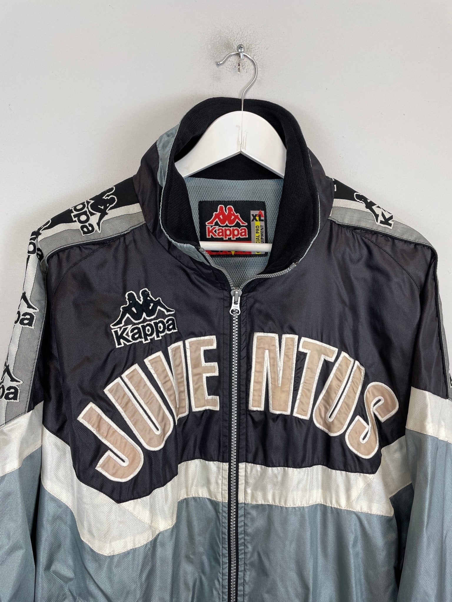 Shop 1995/97 JUVENTUS TRACK JACKET (XL) KAPPA, classic football shirts, vintage football shirts & retro soccer jerseys at Cult Kits
