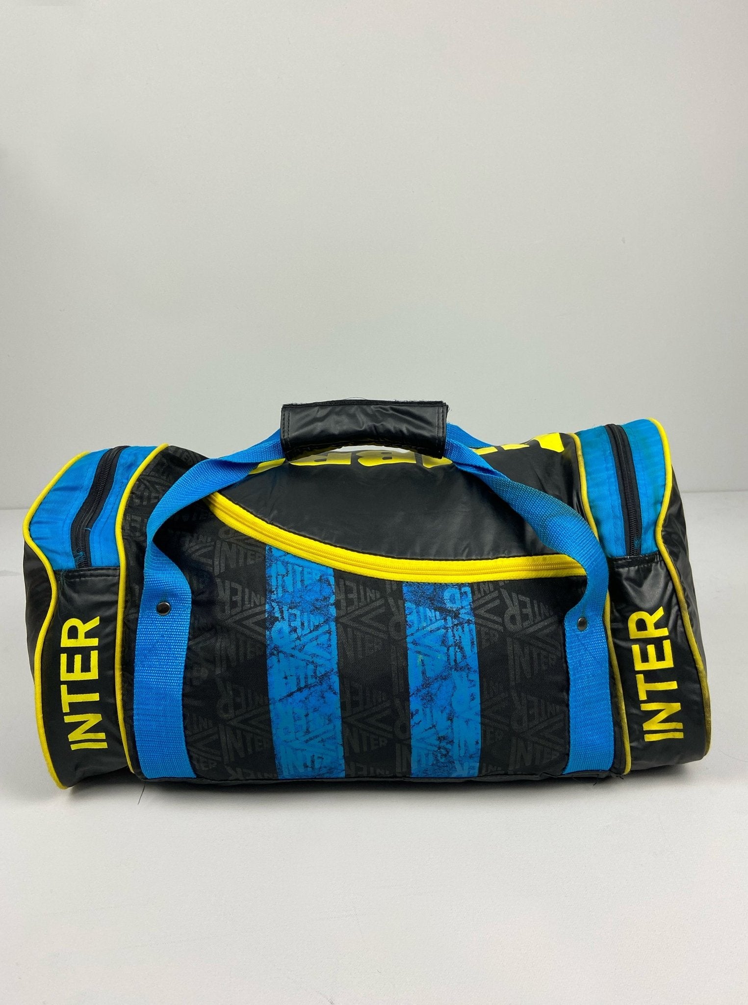 Shop 1996/97 INTER MILAN DUFFLE BAG UMBRO, classic football shirts, vintage football shirts & retro soccer jerseys at Cult Kits