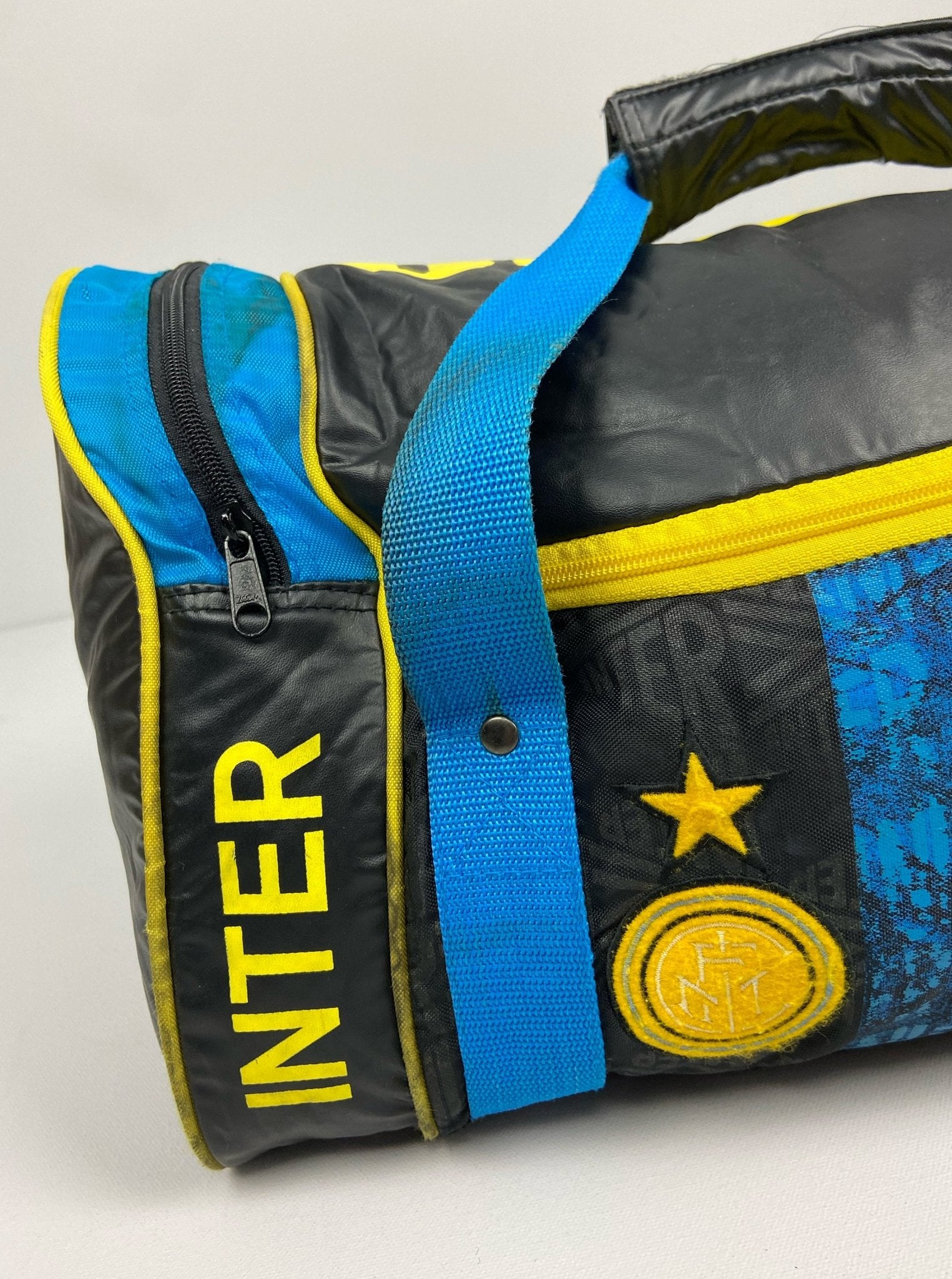 Shop 1996/97 INTER MILAN DUFFLE BAG UMBRO, classic football shirts, vintage football shirts & retro soccer jerseys at Cult Kits