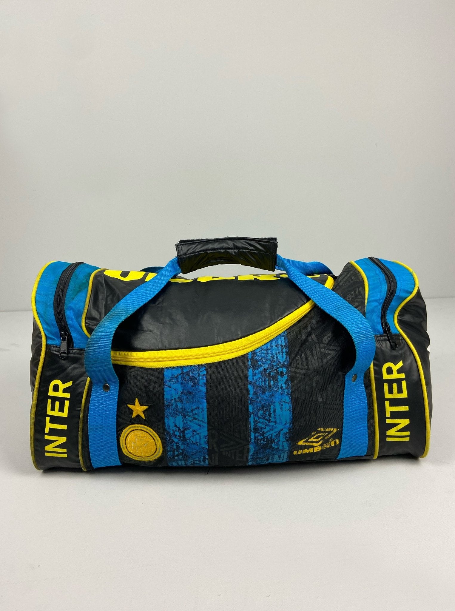Shop 1996/97 INTER MILAN DUFFLE BAG UMBRO, classic football shirts, vintage football shirts & retro soccer jerseys at Cult Kits