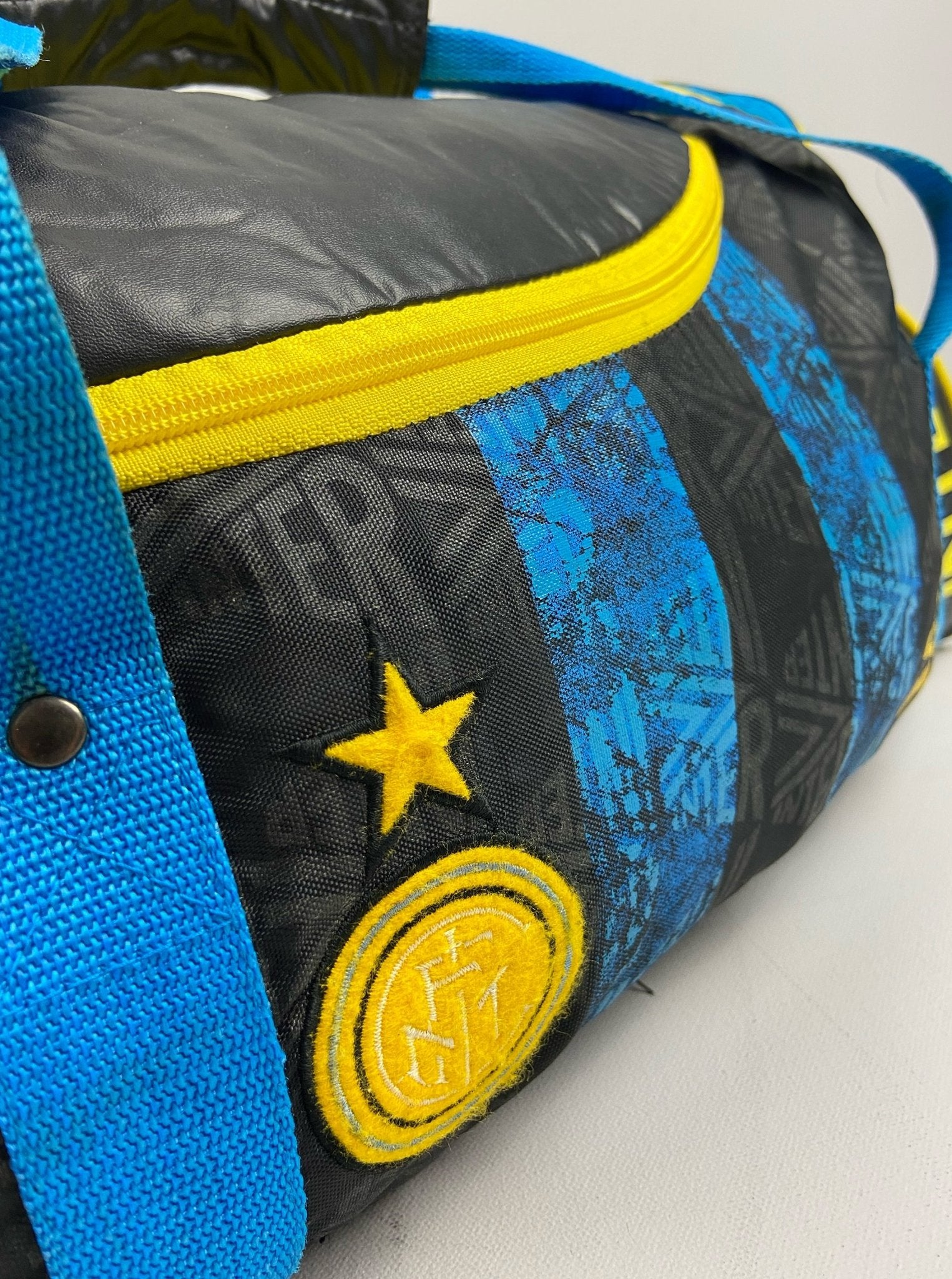 Shop 1996/97 INTER MILAN DUFFLE BAG UMBRO, classic football shirts, vintage football shirts & retro soccer jerseys at Cult Kits