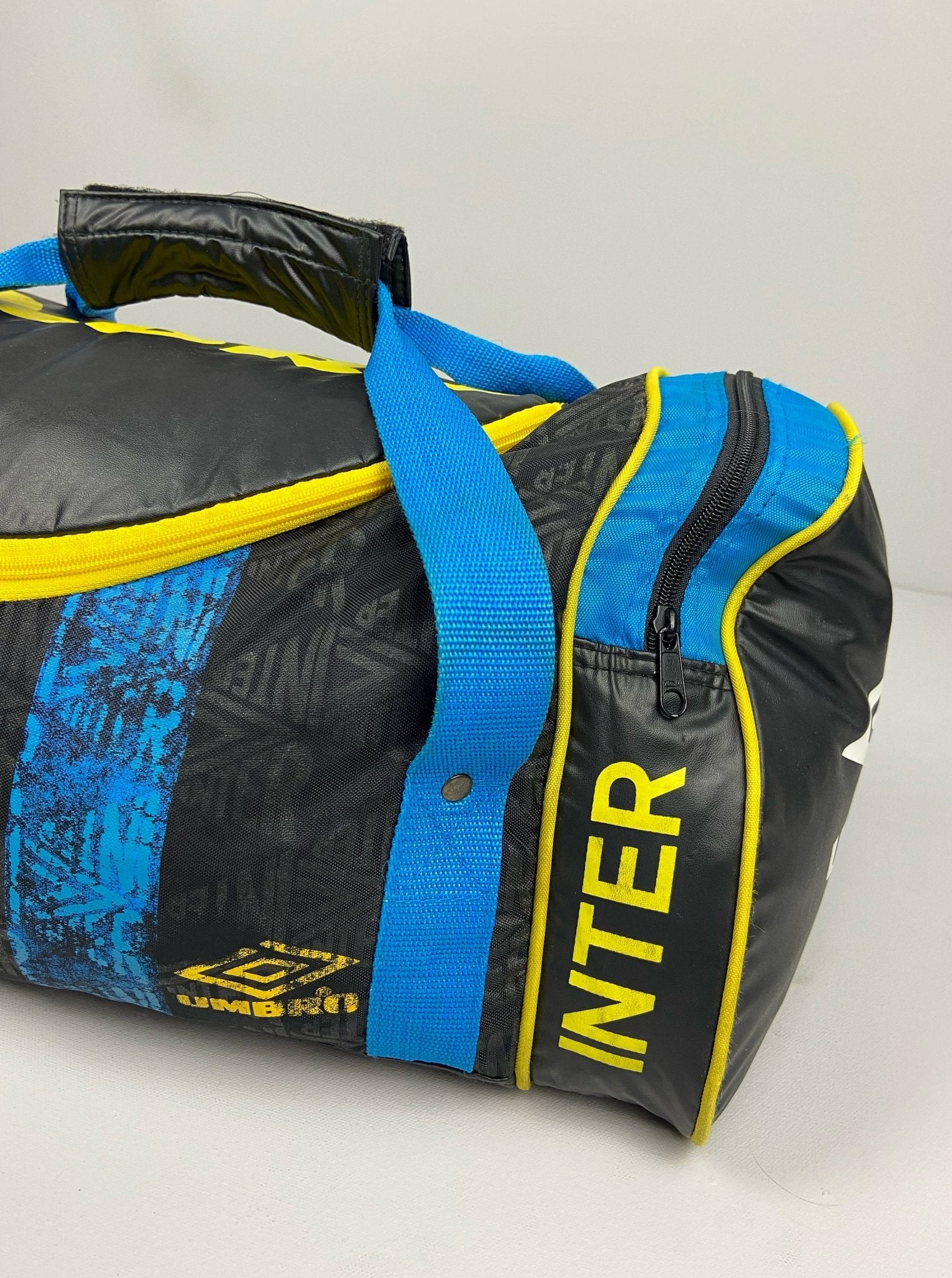 Shop 1996/97 INTER MILAN DUFFLE BAG UMBRO, classic football shirts, vintage football shirts & retro soccer jerseys at Cult Kits