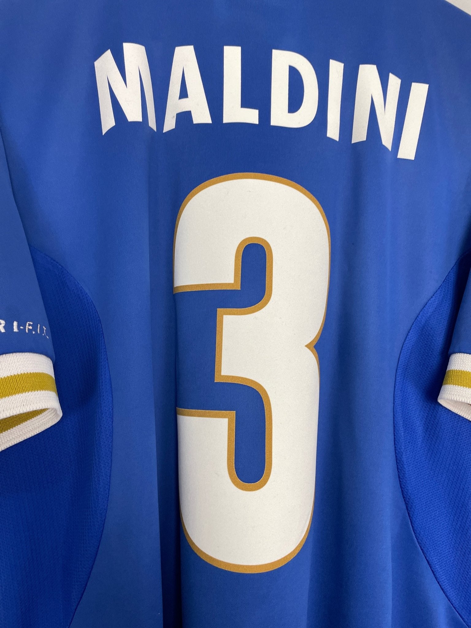 Shop 1996/97 ITALY MALDINI #3 HOME SHIRT (XL) NIKE, classic football shirts, vintage football shirts & retro soccer jerseys at Cult Kits