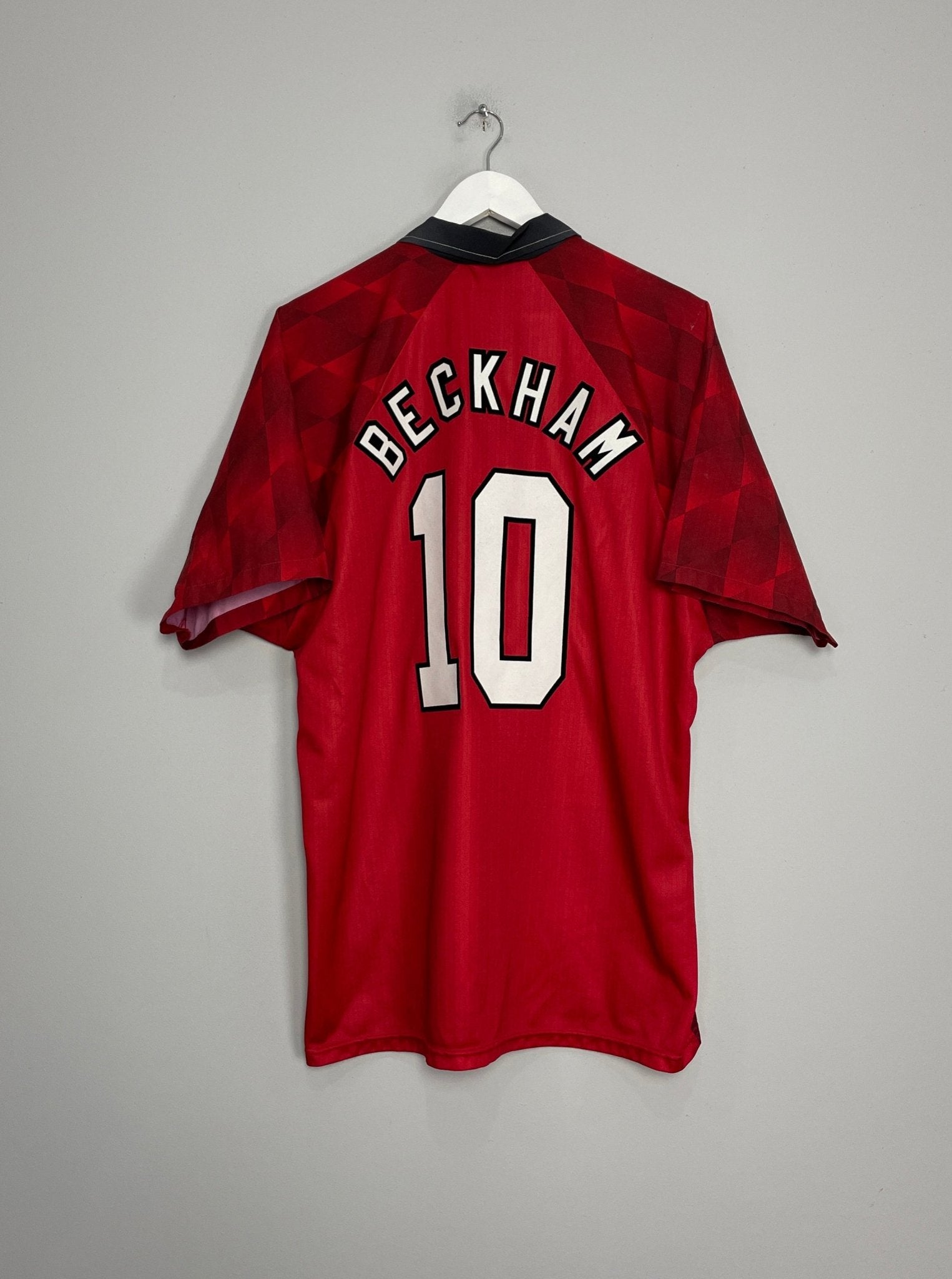 Shop 1996/97 MANCHESTER UNITED BECKHAM #10 HOME SHIRT (XL) UMBRO, classic football shirts, vintage football shirts & retro soccer jerseys at Cult Kits