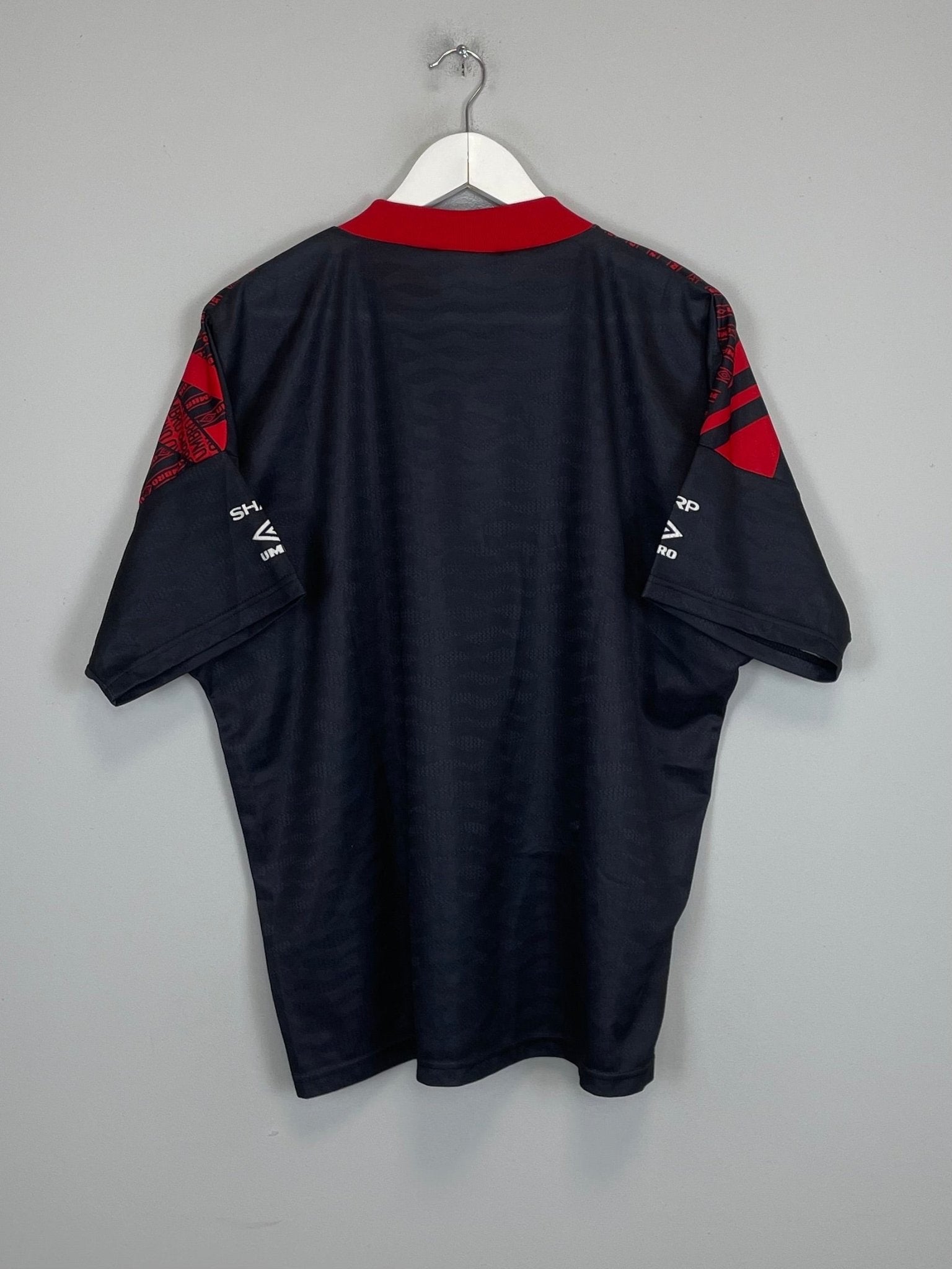Shop 1996/97 MANCHESTER UNITED TRAINING SHIRT (L) UMBRO, classic football shirts, vintage football shirts & retro soccer jerseys at Cult Kits