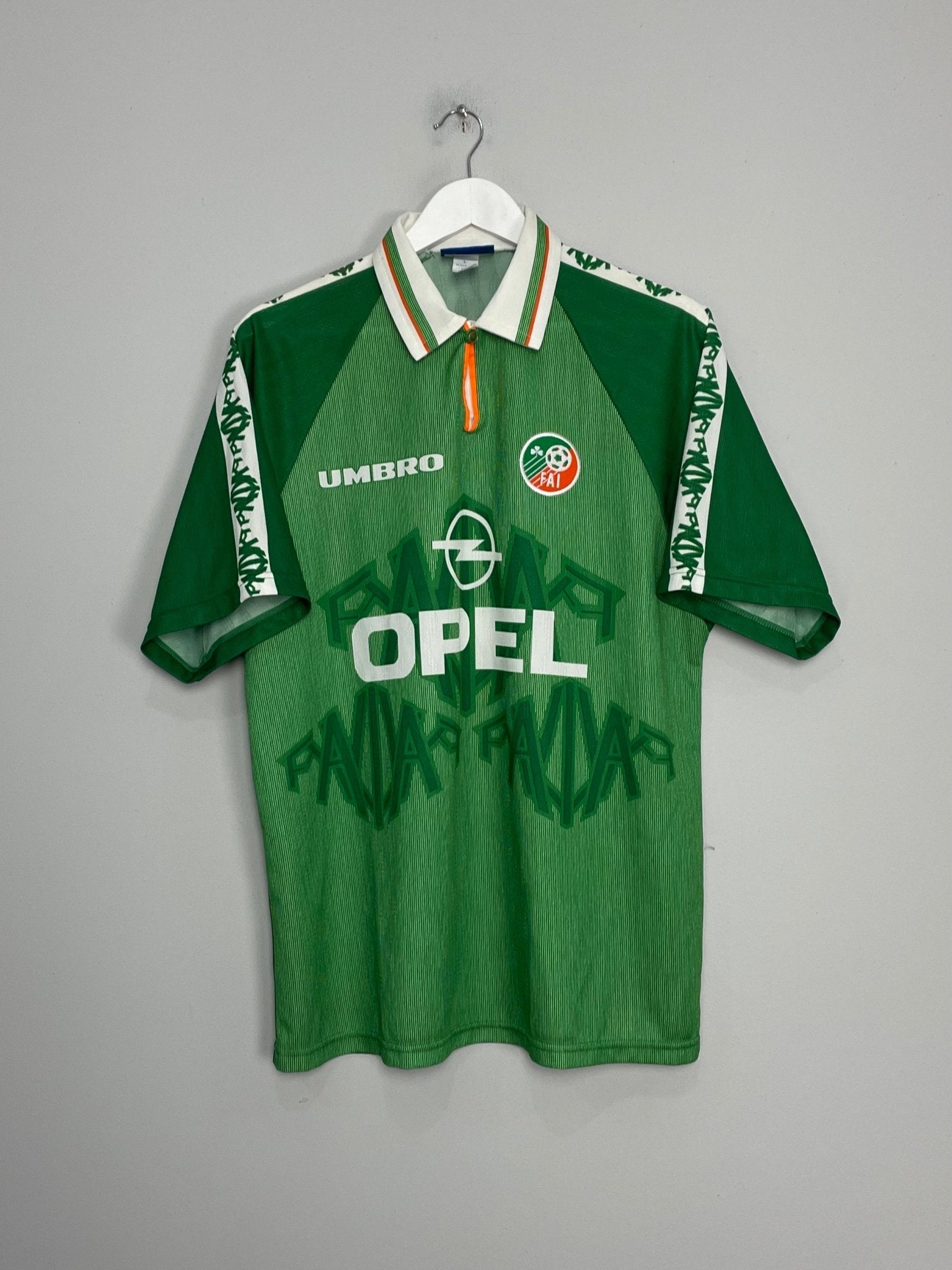 Shop 1996/98 IRELAND HOME SHIRT (L) UMBRO, classic football shirts, vintage football shirts & retro soccer jerseys at Cult Kits