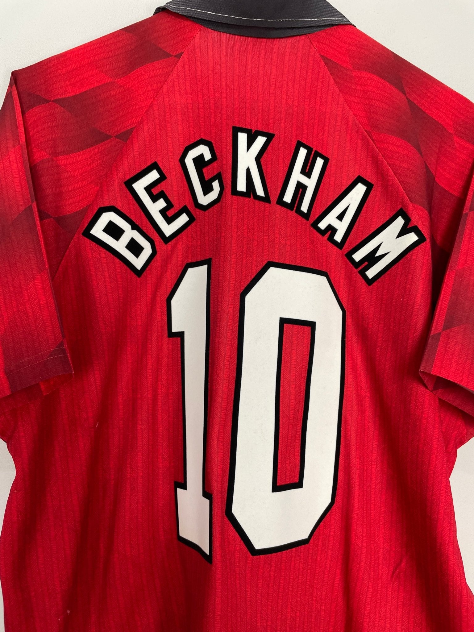 Shop 1996/98 MANCHESTER UNITED BECKHAM #10 HOME SHIRT (L) UMBRO, classic football shirts, vintage football shirts & retro soccer jerseys at Cult Kits