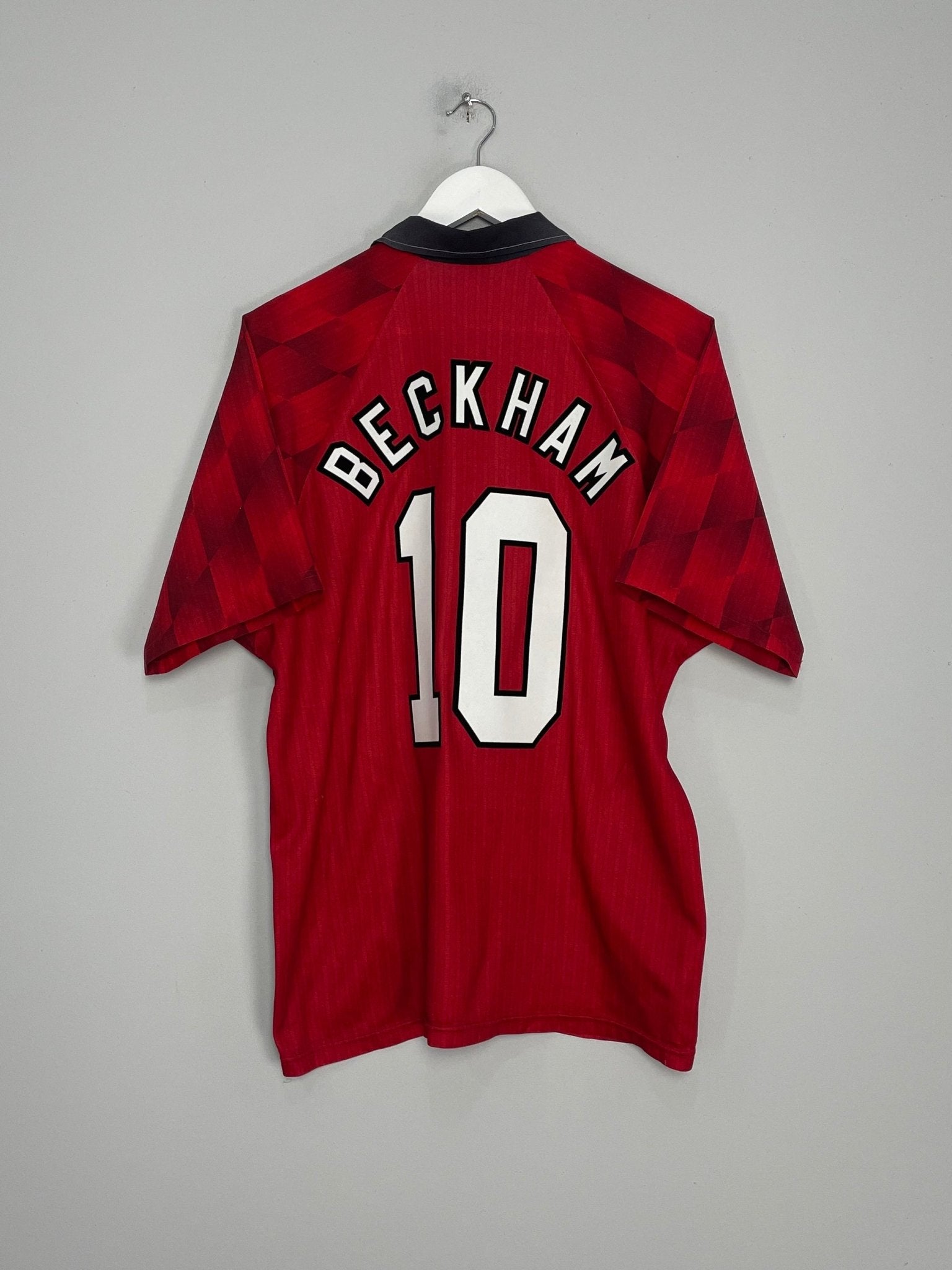Shop 1996/98 MANCHESTER UNITED BECKHAM #10 HOME SHIRT (L) UMBRO, classic football shirts, vintage football shirts & retro soccer jerseys at Cult Kits