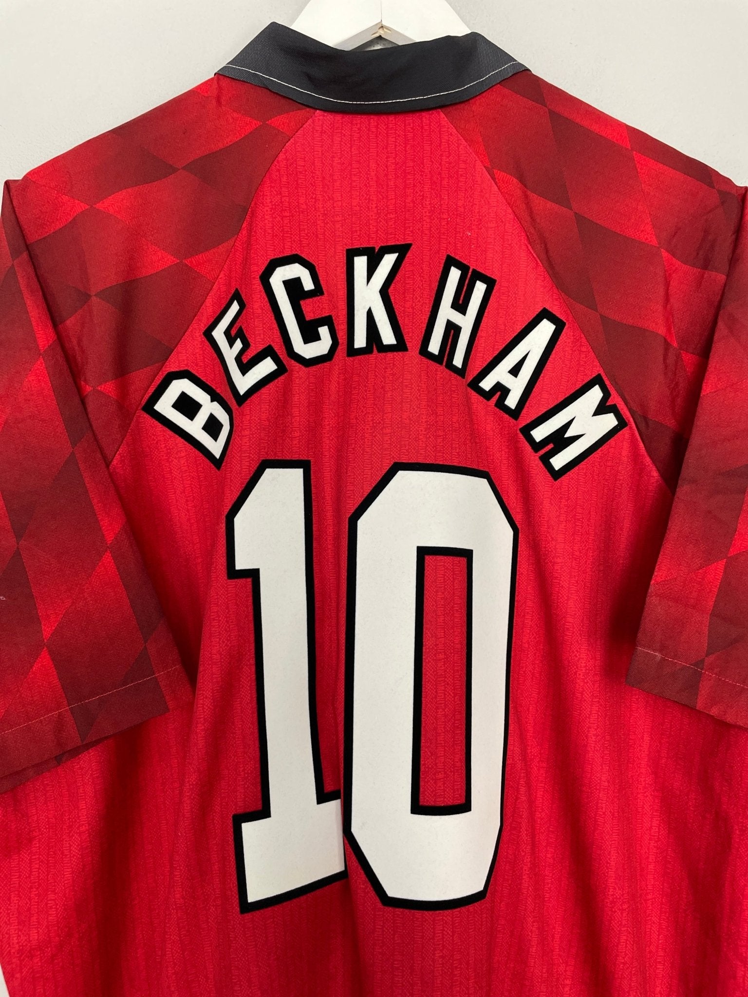 Shop 1996/98 MANCHESTER UNITED BECKHAM #10 HOME SHIRT (XXL) UMBRO, classic football shirts, vintage football shirts & retro soccer jerseys at Cult Kits