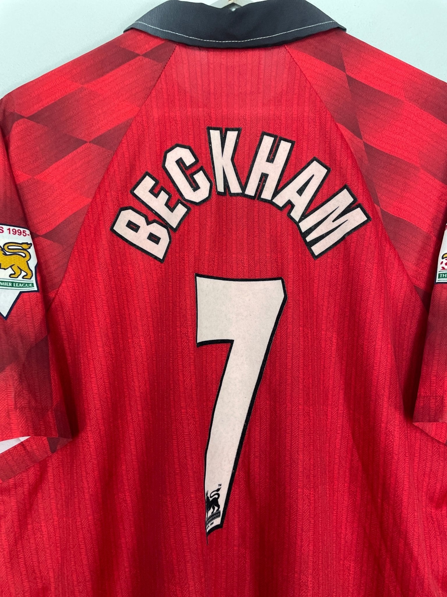 Shop 1996/98 MANCHESTER UNITED BECKHAM #7 HOME SHIRT (XL) UMBRO, classic football shirts, vintage football shirts & retro soccer jerseys at Cult Kits