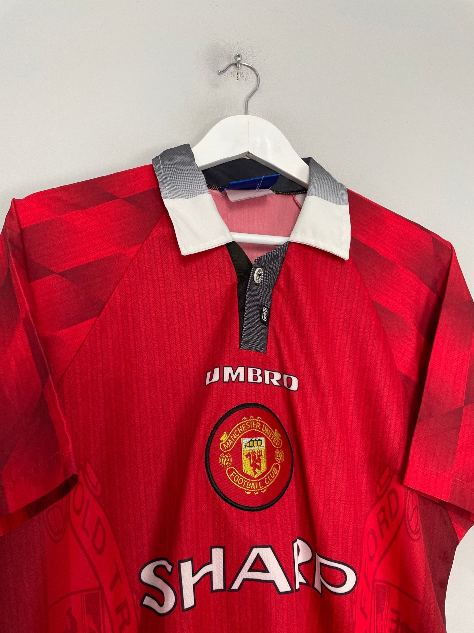 Shop 1996/98 MANCHESTER UNITED CANTONA #7 HOME SHIRT (M) UMBRO, classic football shirts, vintage football shirts & retro soccer jerseys at Cult Kits