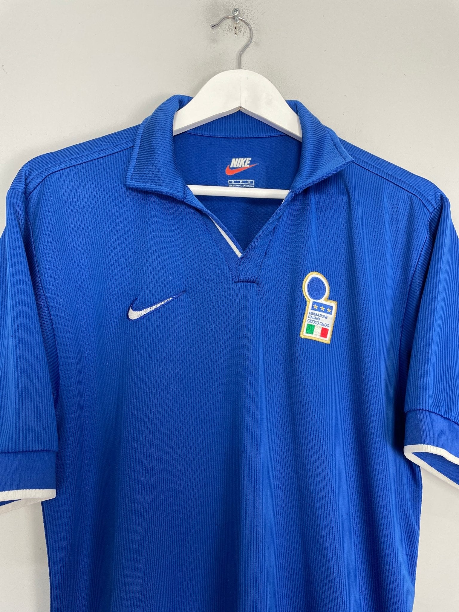 Shop 1997/98 ITALY HOME SHIRT (M) NIKE, classic football shirts, vintage football shirts & retro soccer jerseys at Cult Kits